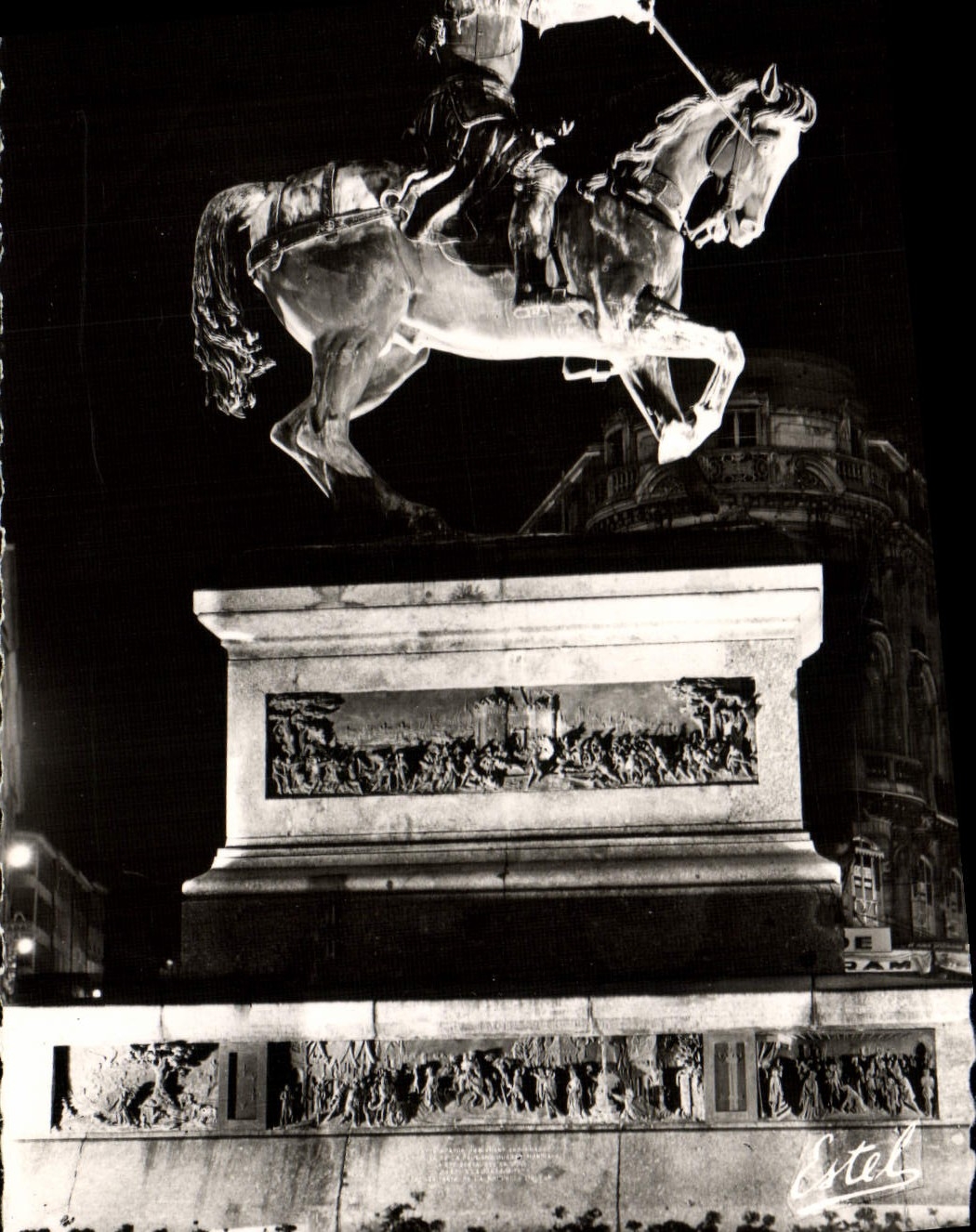 CPM Orleans Statue de Jeanne d'Arc illuminee Place du Martroi