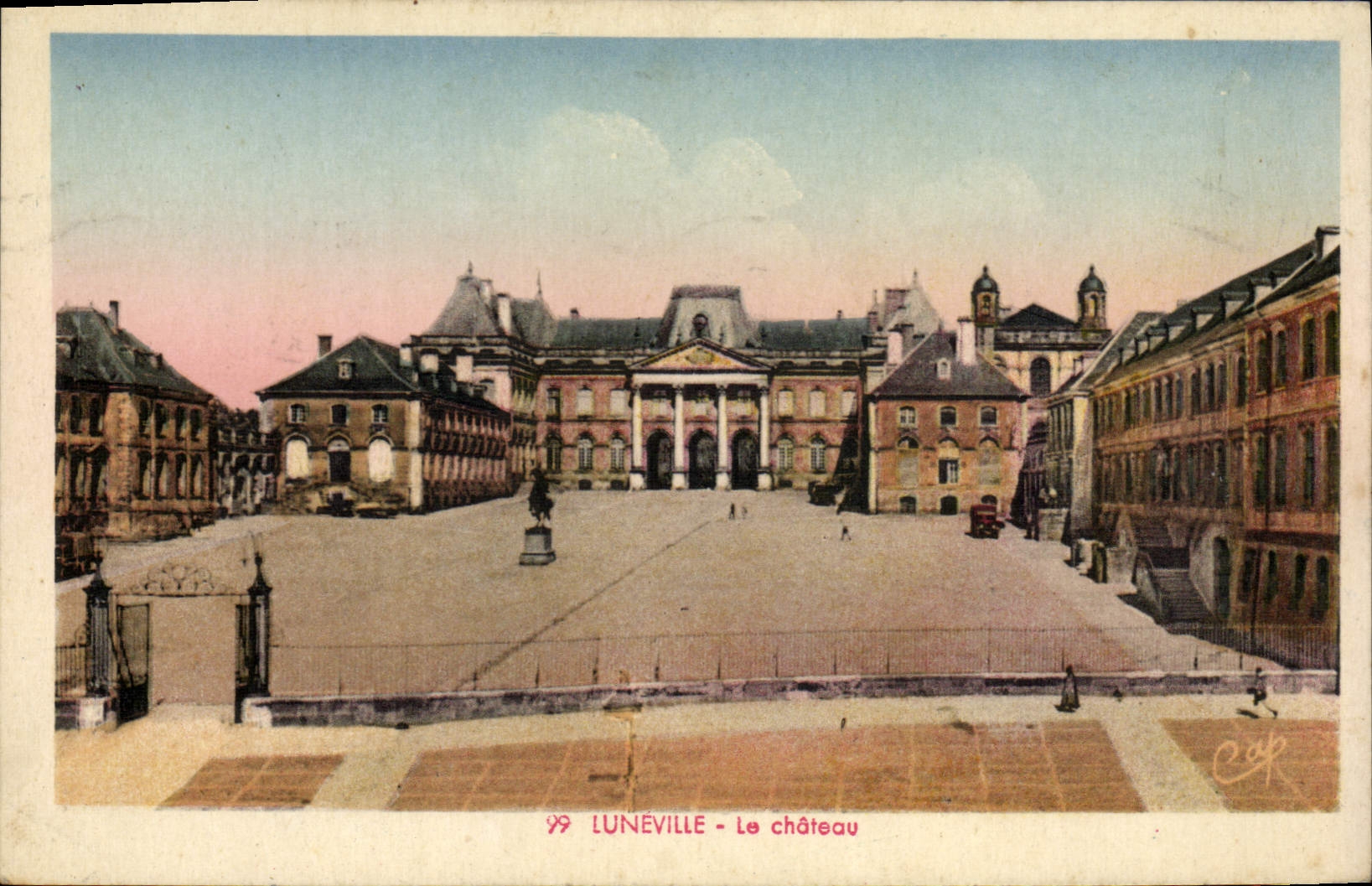 Lunéville - Le château — vue du square avec statue — C° des Arts Photomécaniques, n° 99