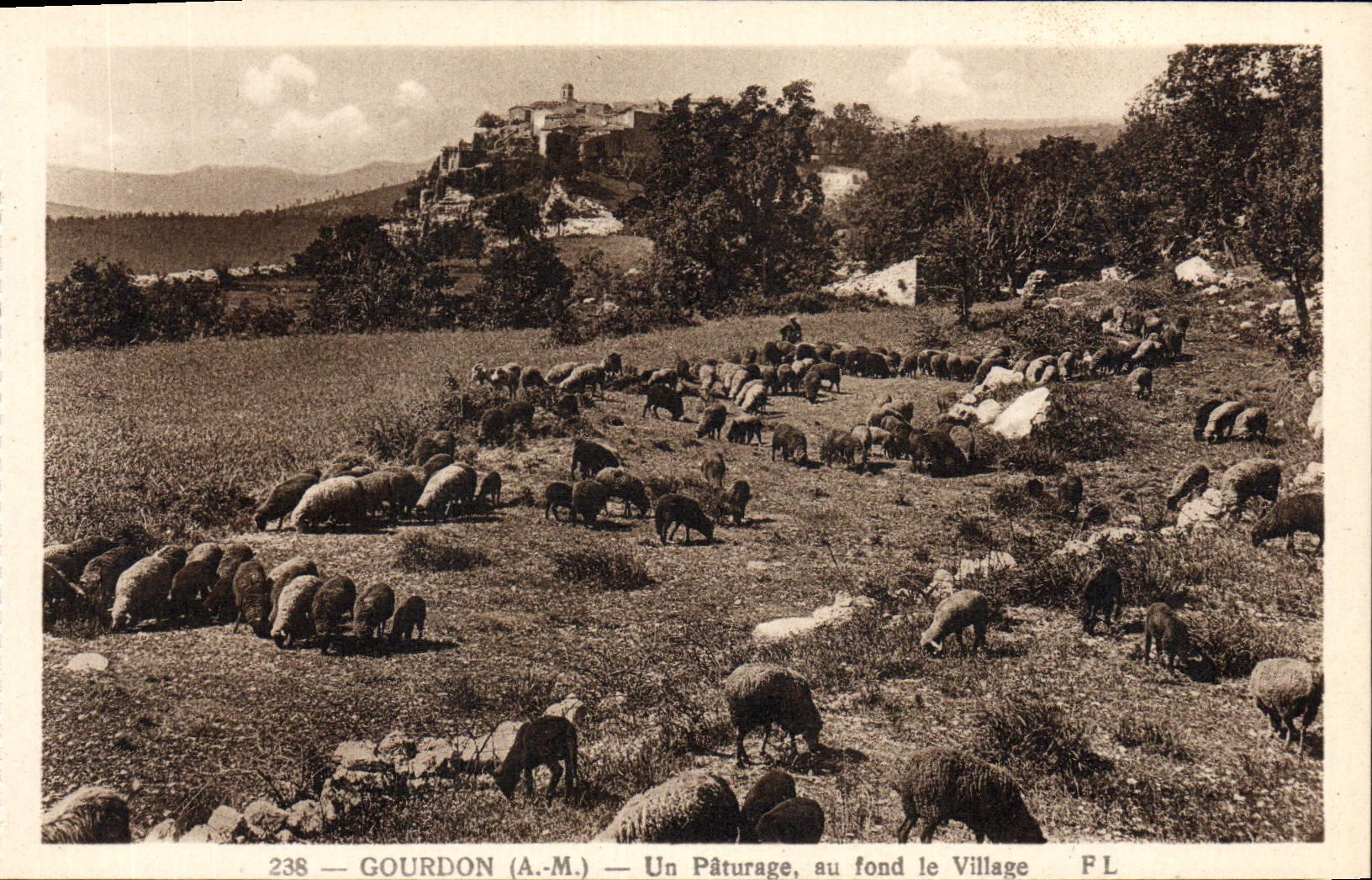 CPA Gourdon Un Paturage Au fond le village Moutons