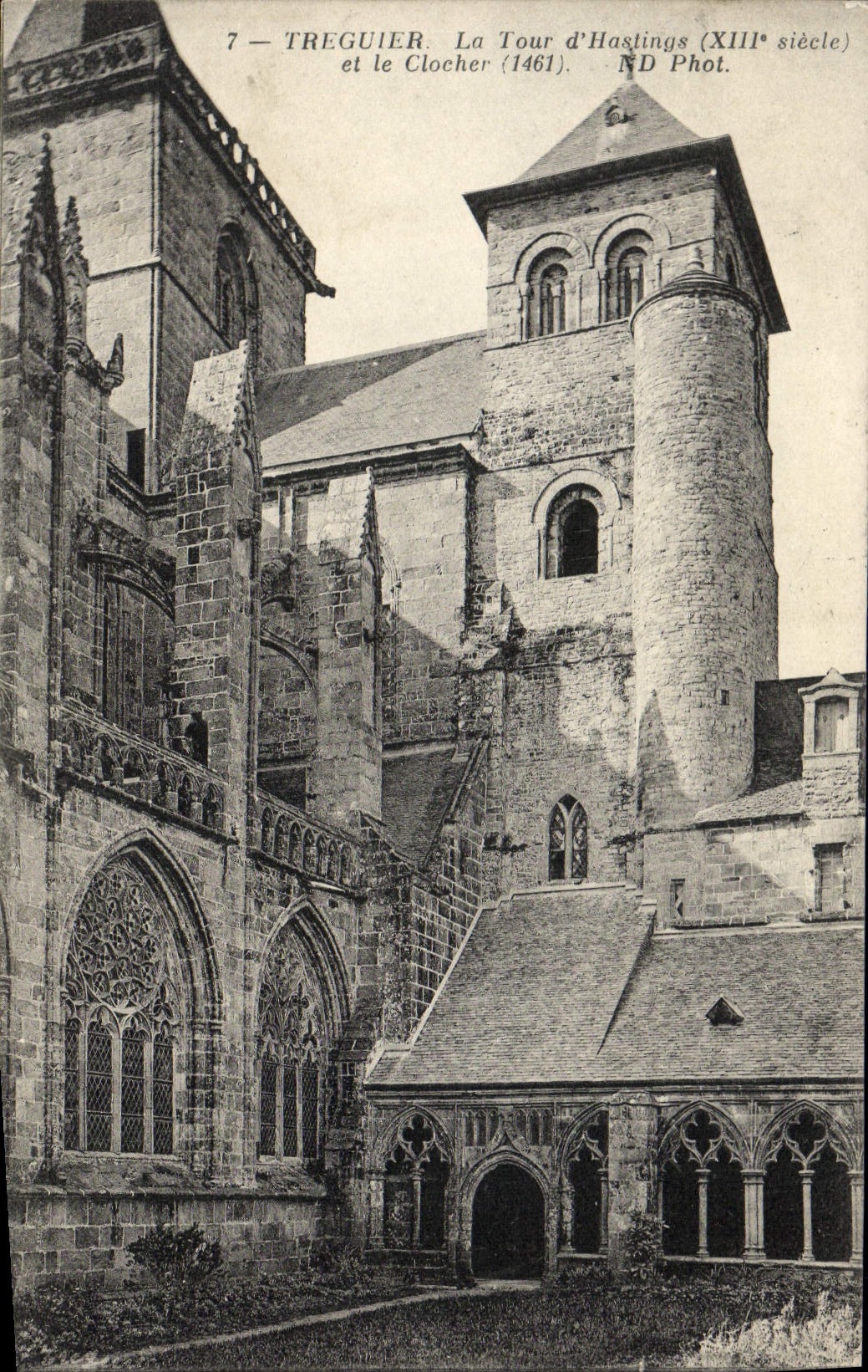 TREGUIER — La Tour d'Hastings (XIIIe siècle) et le Clocher (1461) — ND Phot.