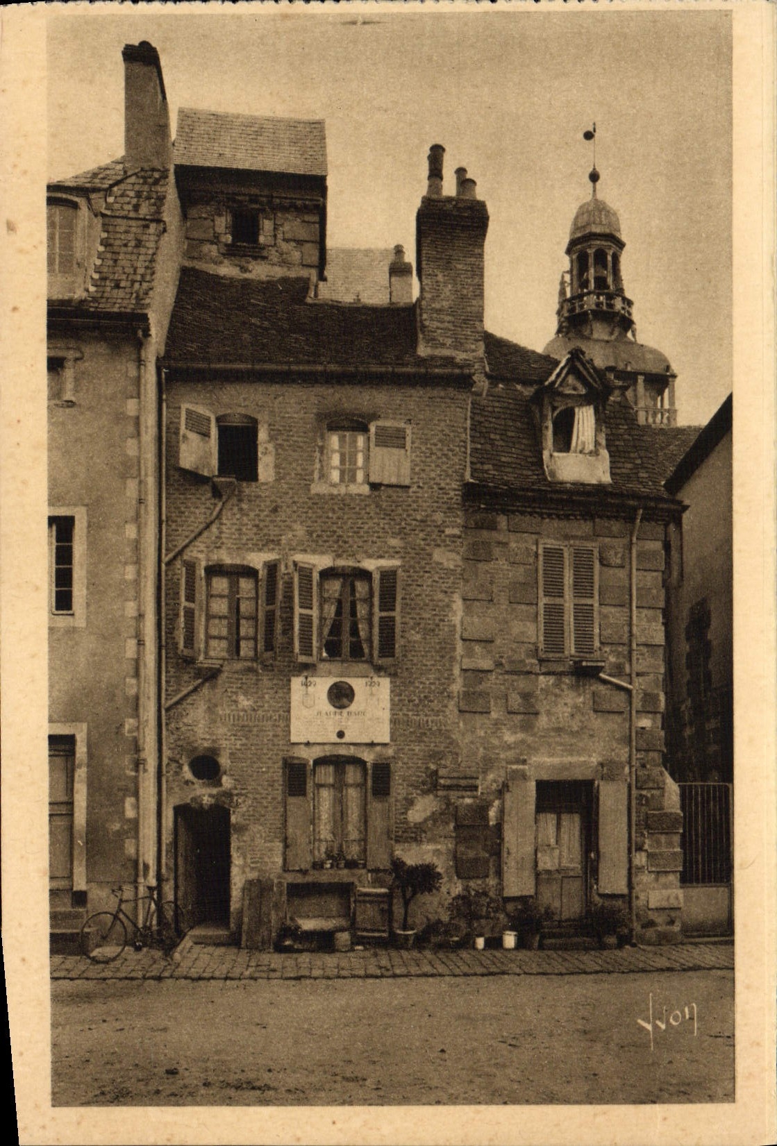CPA Moulins Vieille Maison Plaque commemorative du passage de Jeanne d'Arc