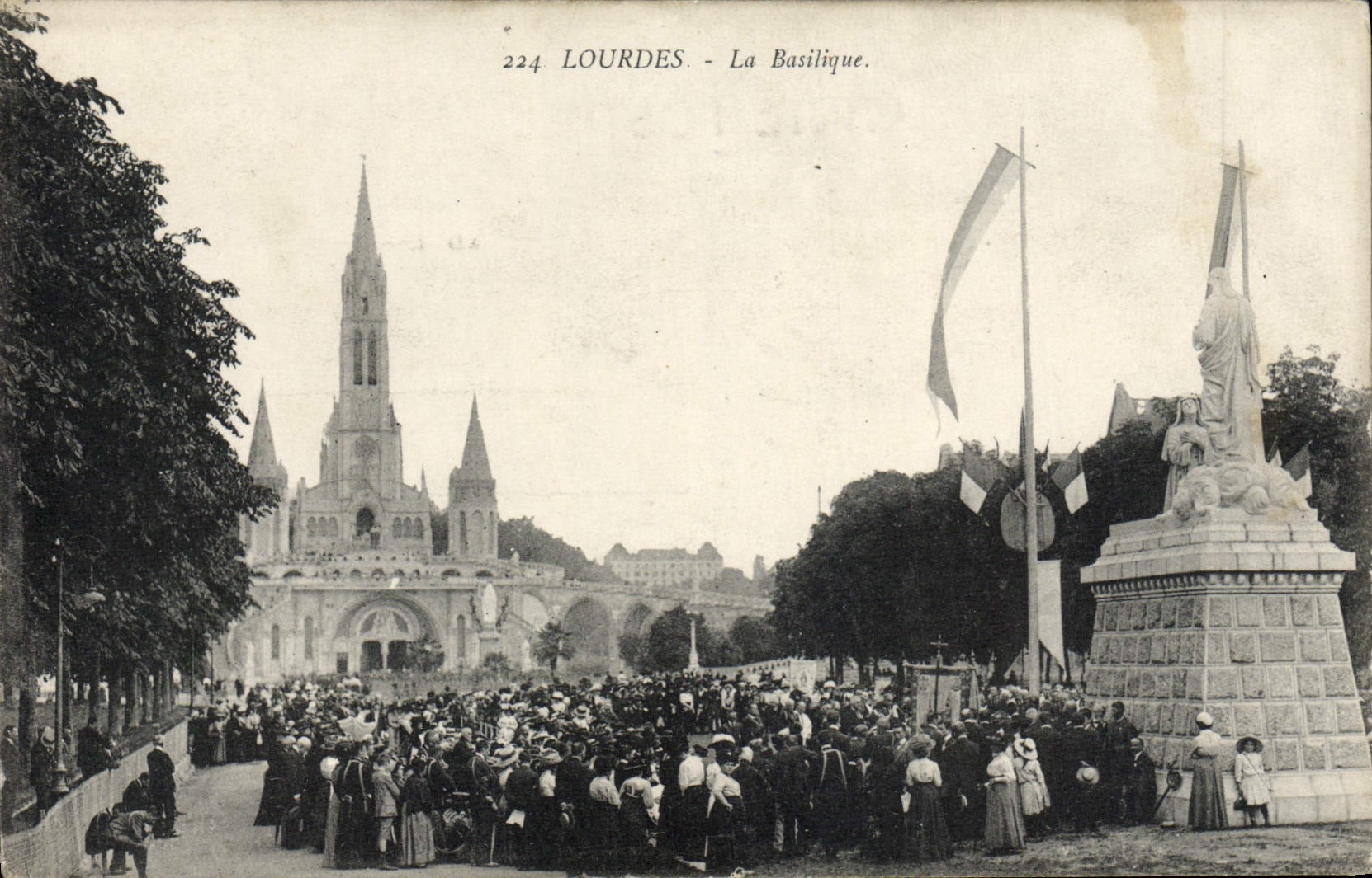 CPA Lourdes La Basilique