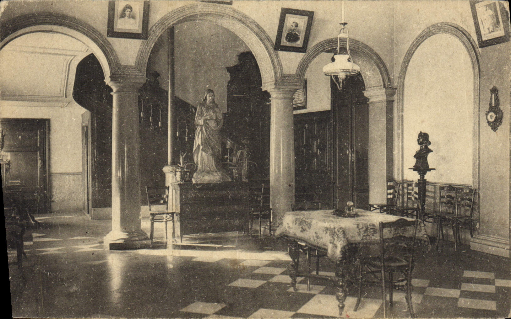 Vestibule d'entrée — Établissement des Dominicaines du Sacré-Cœur — Éditeur Ern. Thill, Bruxelles