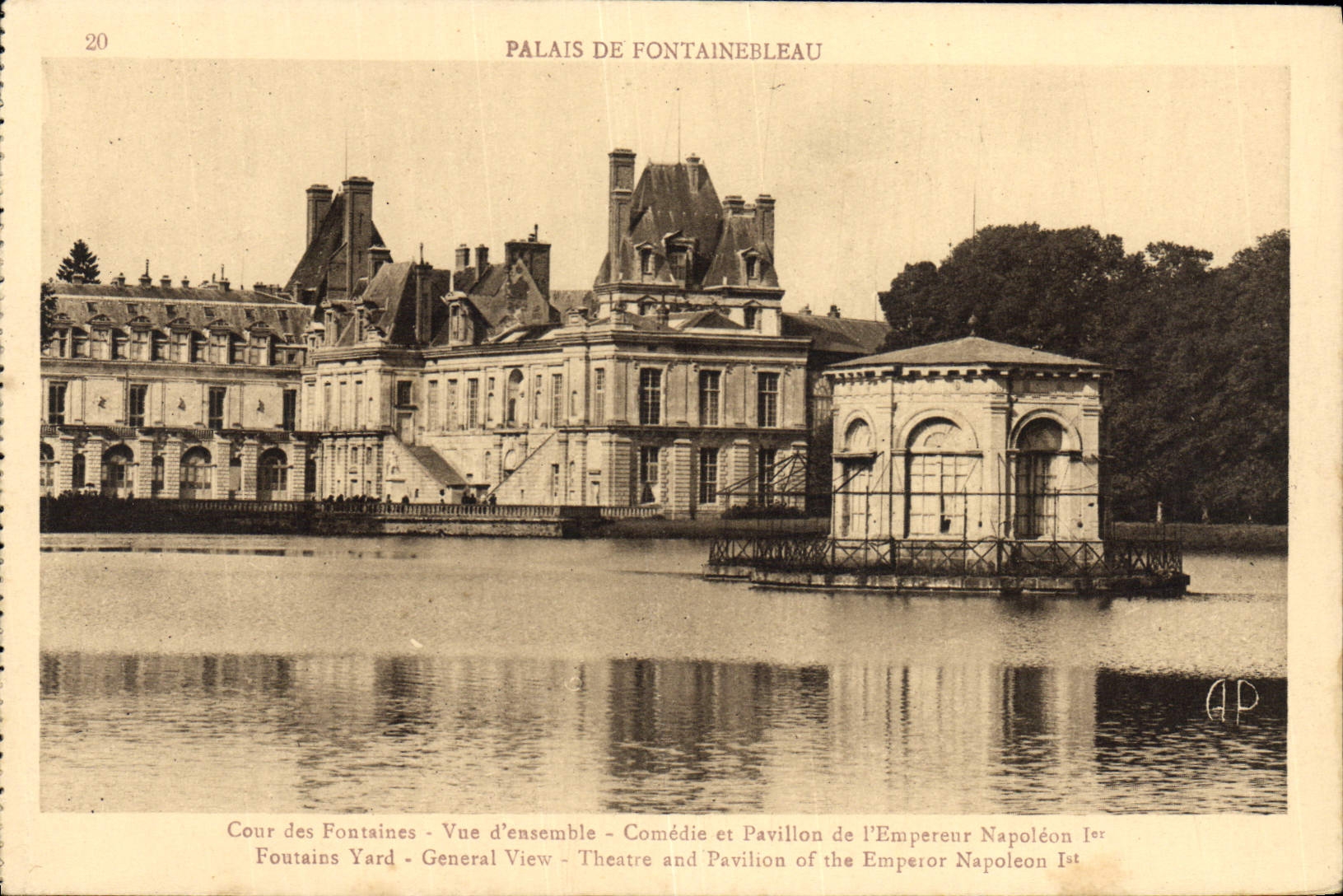 Palais de Fontainebleau — Cour des Fontaines avec le Pavillon de l'Empereur Napoléon Ier — E. Papeghin, Paris