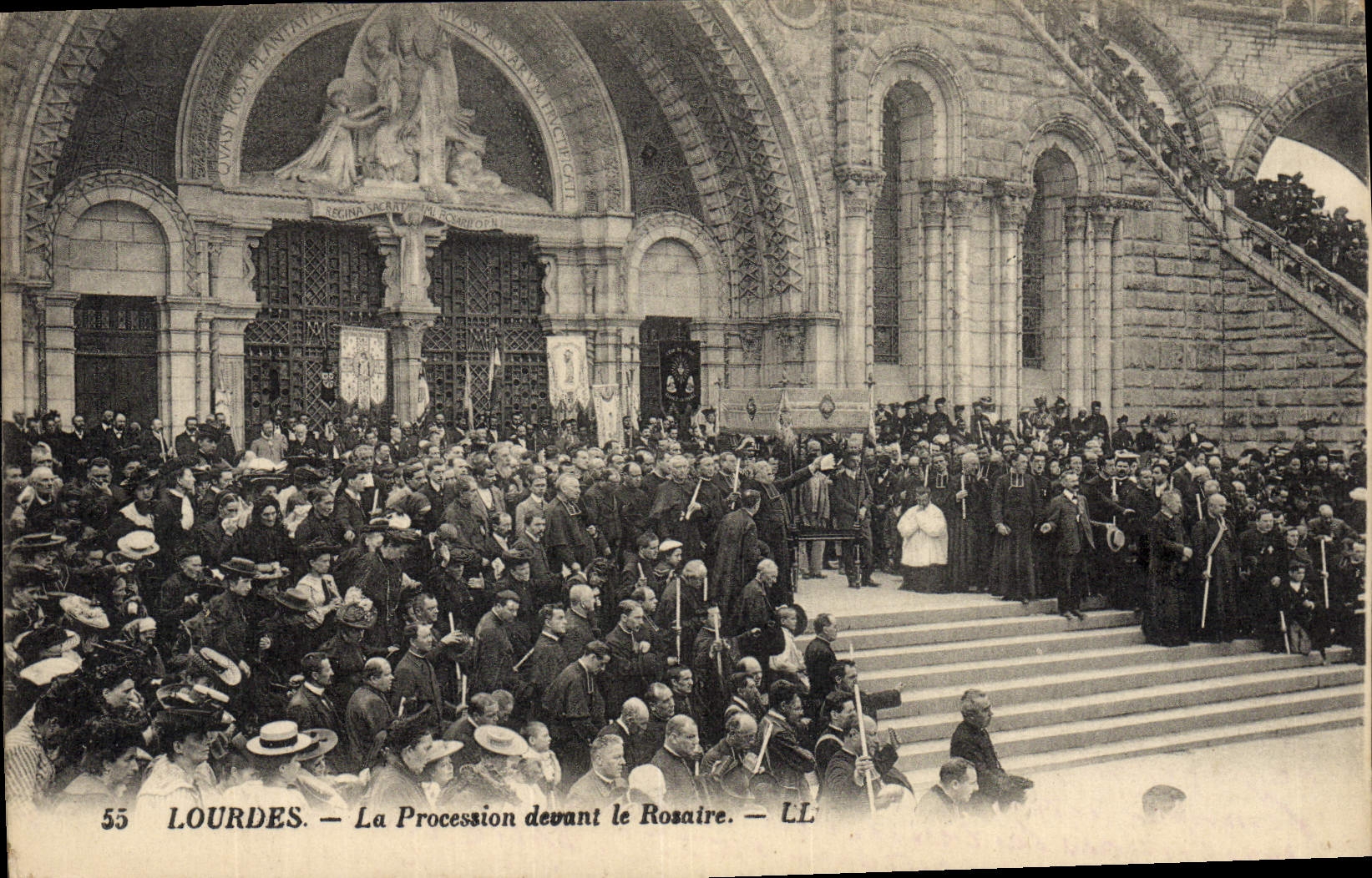 CPA Lourdes La Procession Devant le Rosaire