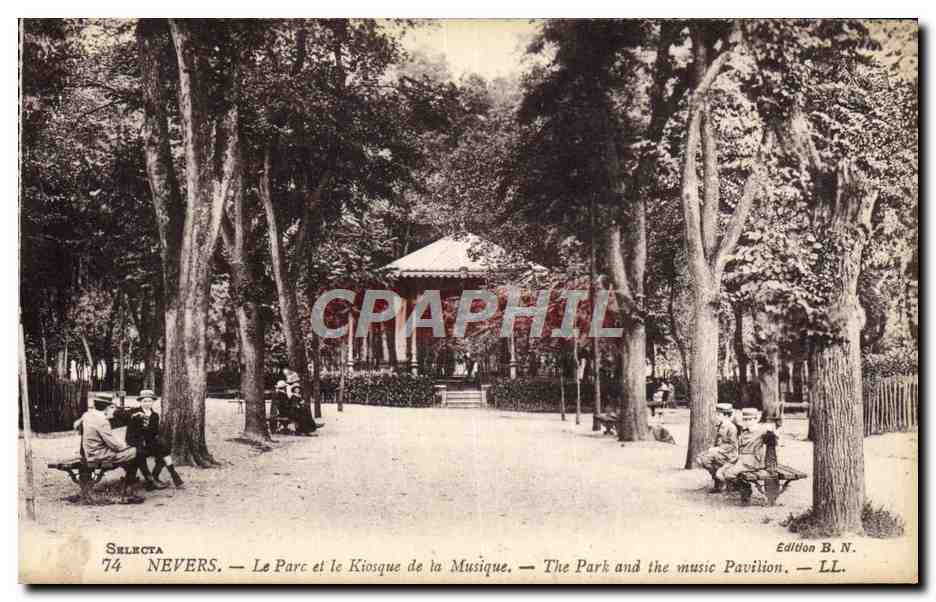 CPA Nevers Le Parc et le Kiosque de la Musique 