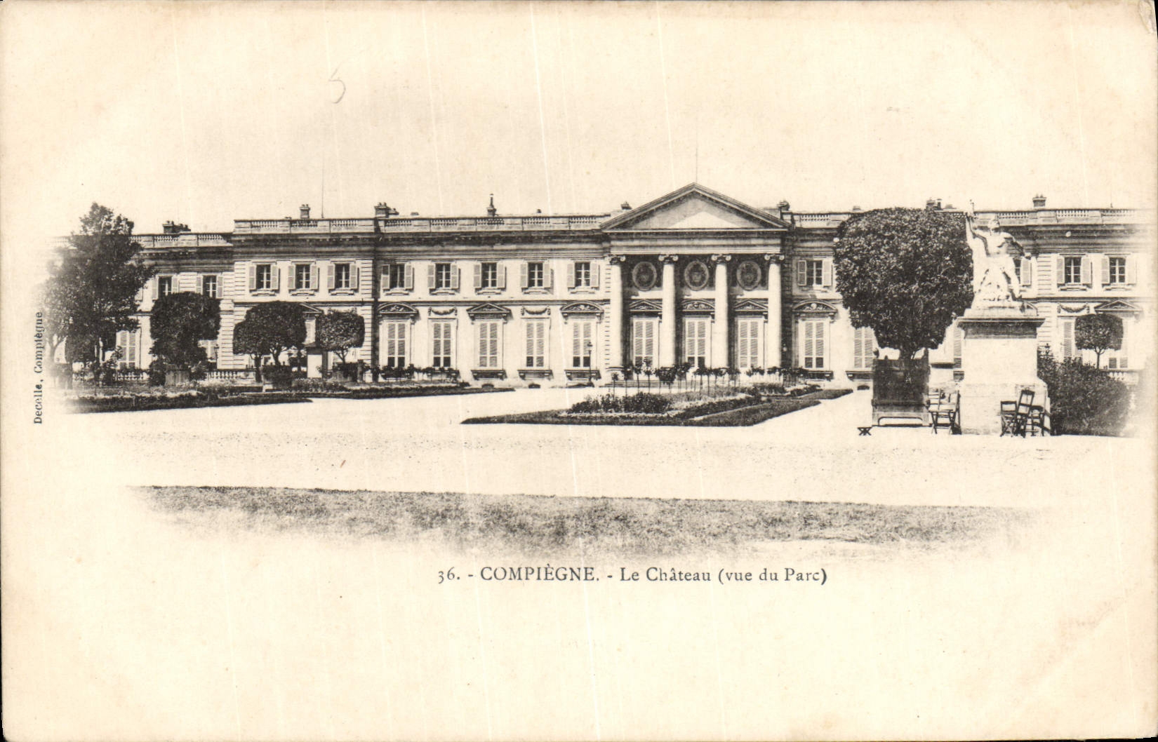 CPA Compiegne Le Chateau Vue du parc