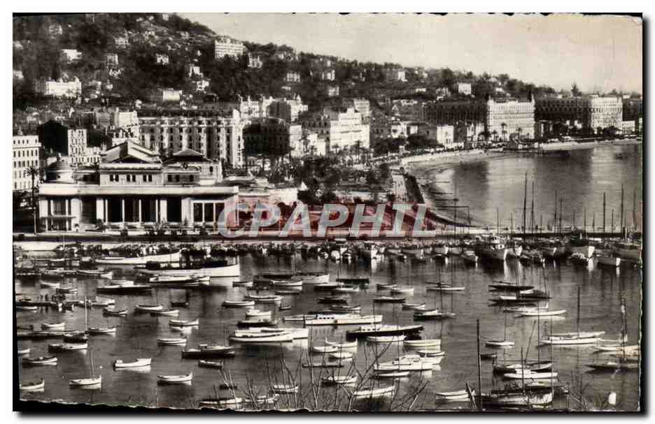 CPM Cannes Vue Sur la Casino et la Croisette Bateaux