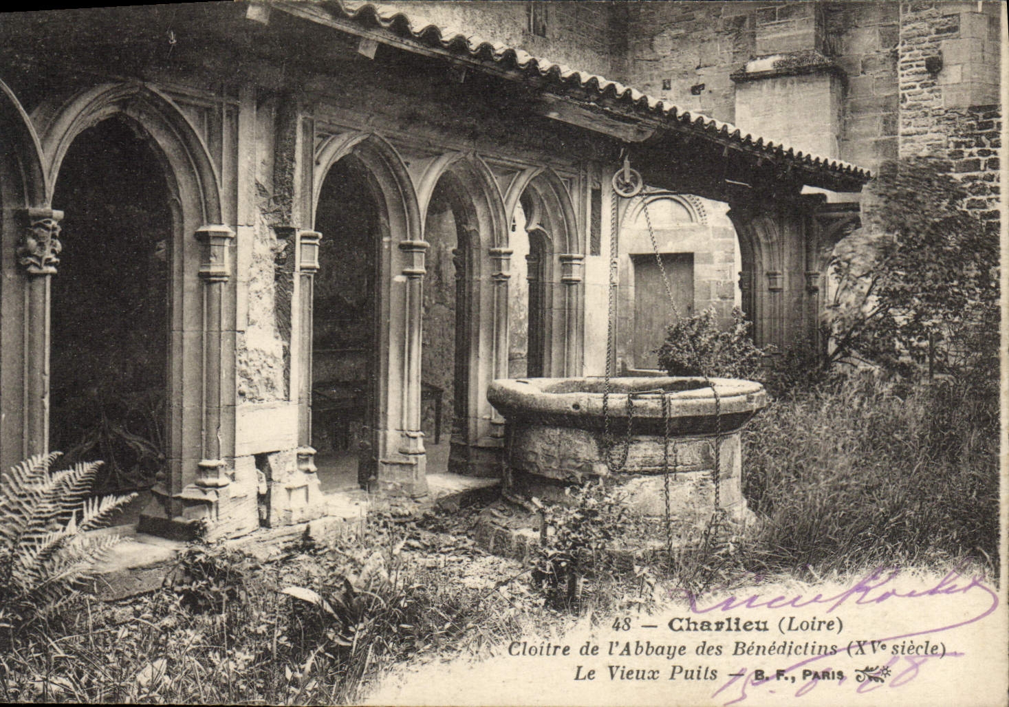 CPA Charlieu Cloitre de L'Abbaye des Benedictins Le vieux puits