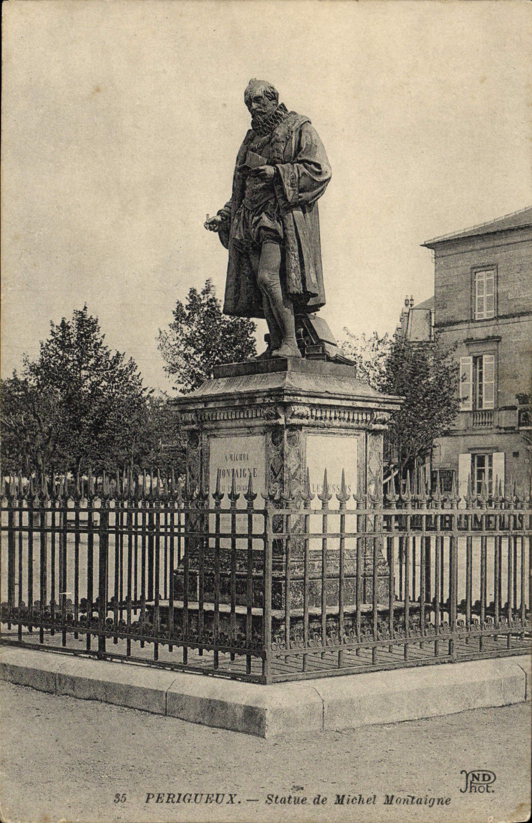 CPA Perigueux Statue de Michel Montaigne