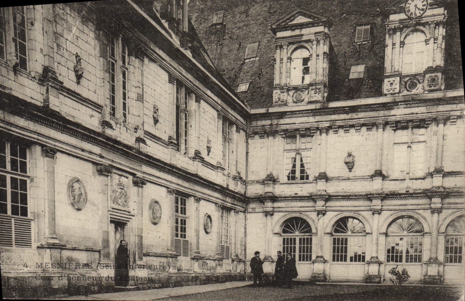 CPA Mesnieres Cour d'honneur du chateau