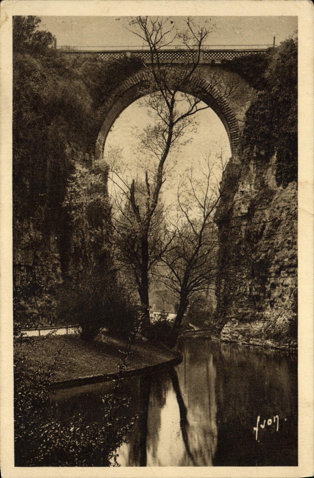 CPA Paris En Flanant Parc des Buttes Chaumont