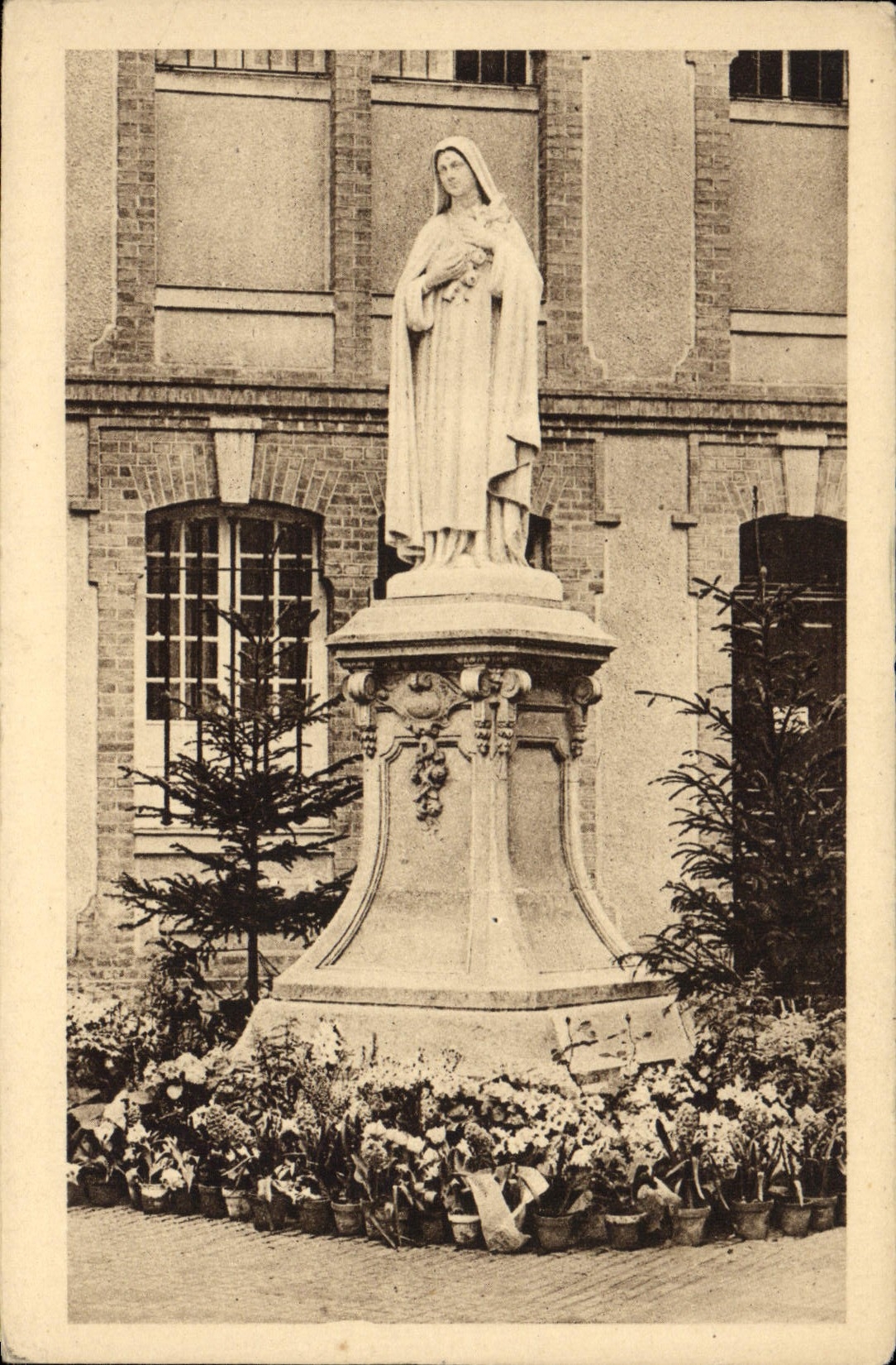 Statue de Sainte Thérèse de l'Enfant-Jésus — cour du Carmel de Lisieux — éditeur CPAPHIL, n°3