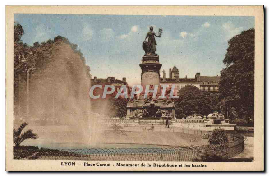 CPA Lyon Place Carnot Monument de la republique et les Bassins