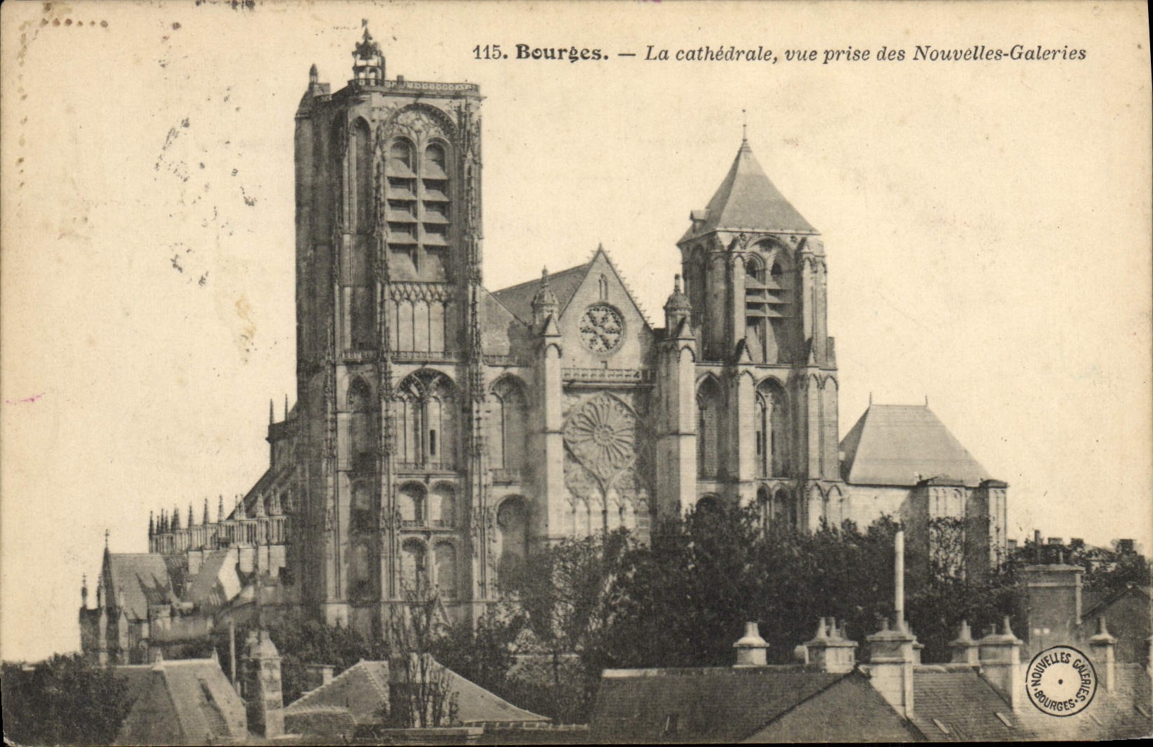 CPA Bourges La Cathedrale Vue Prise des Nouvelles Galeries