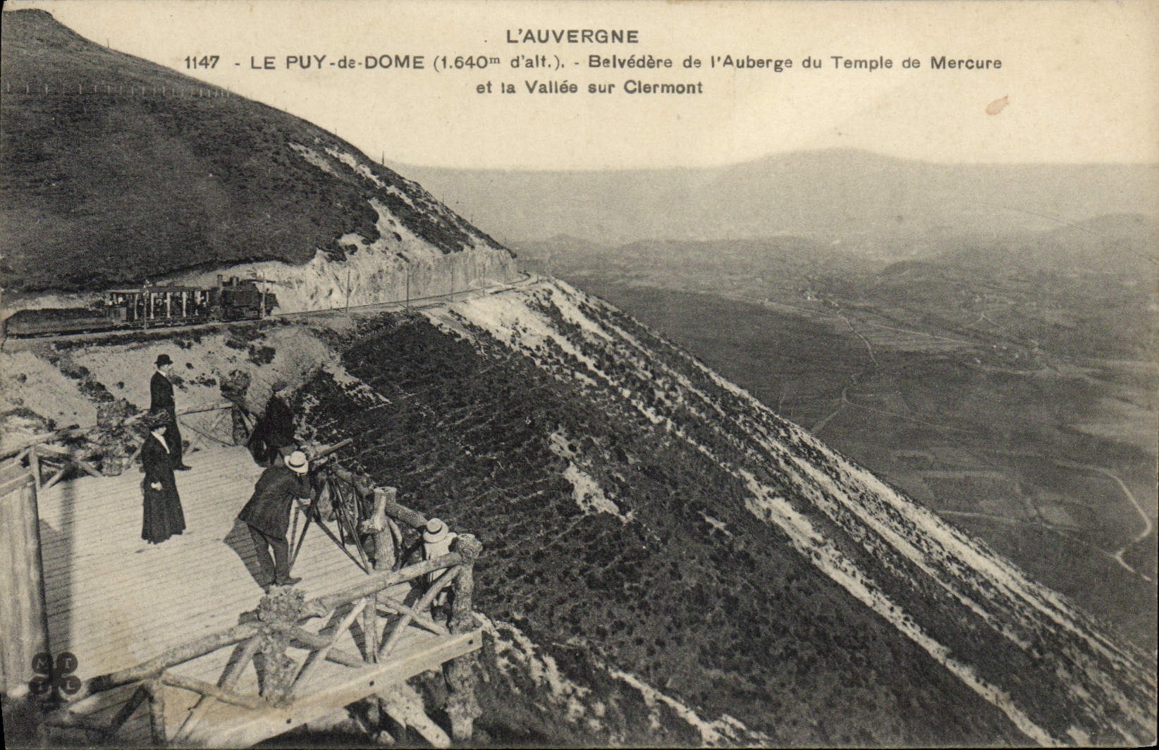 Le Puy-de-Dôme (1.640m d'alt.) — Belvédère de l'Auberge du Temple de Mercure et la Vallée sur Clermont — L'Auvergne, n°1147