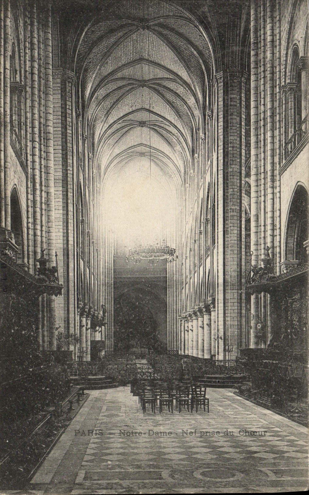 CPA Paris Notre Dame Nef prise du choeur 