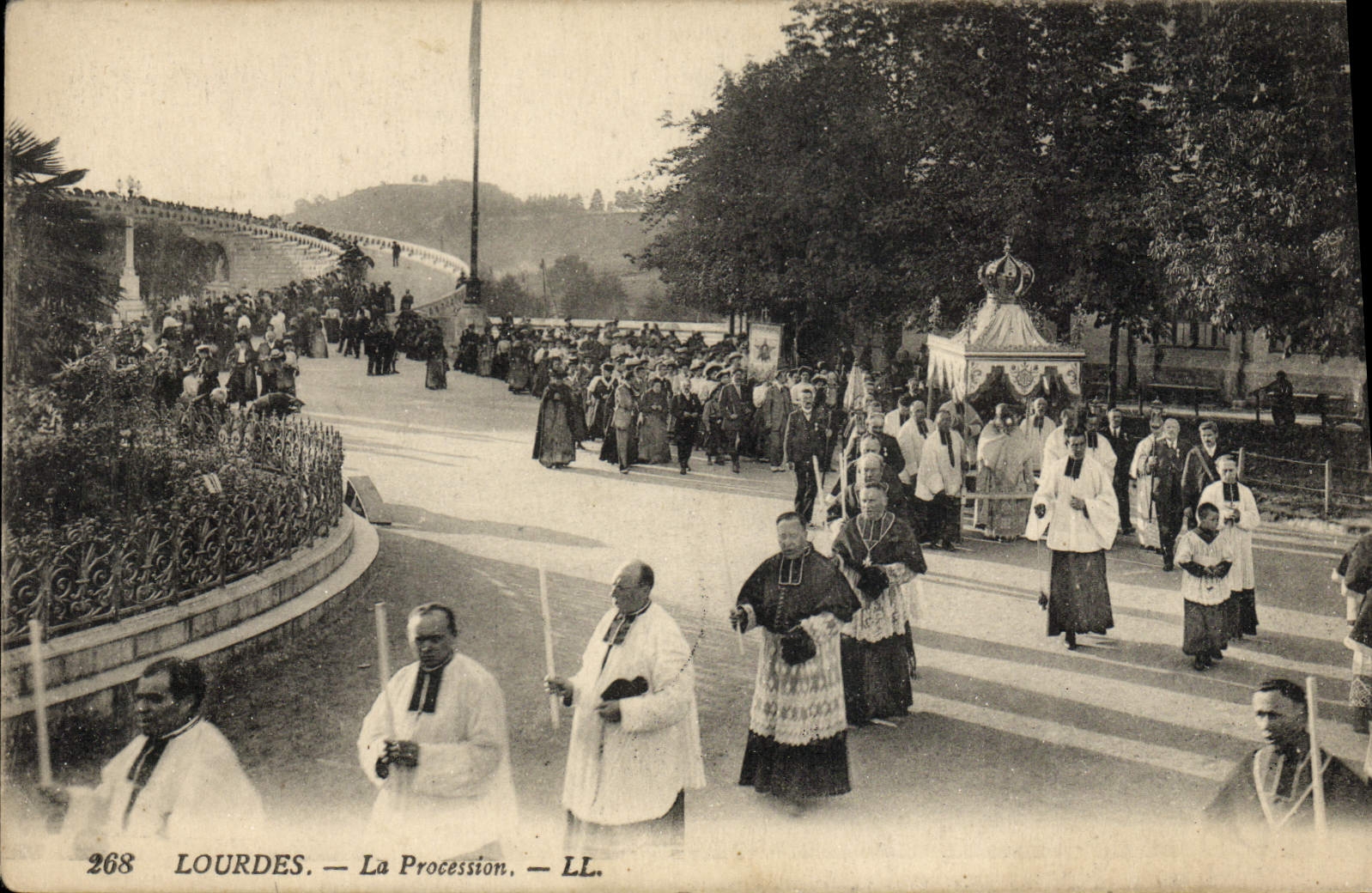 CPA Lourdes La Procession