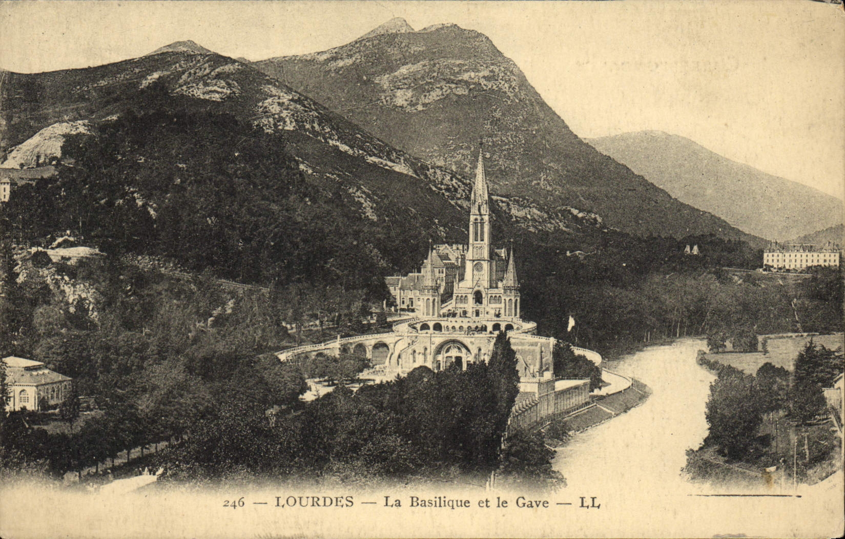 CPA Lourdes La Basilique et le Gave