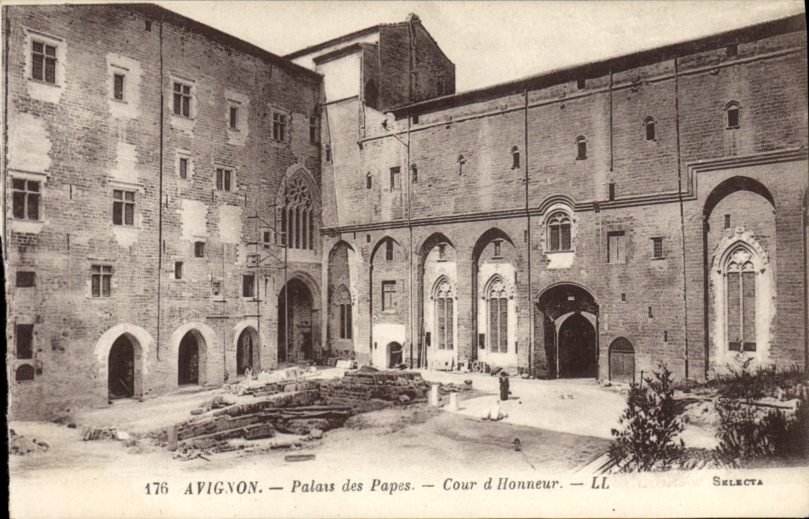 Avignon — Palais des Papes — Cour d'Honneur — Selecta