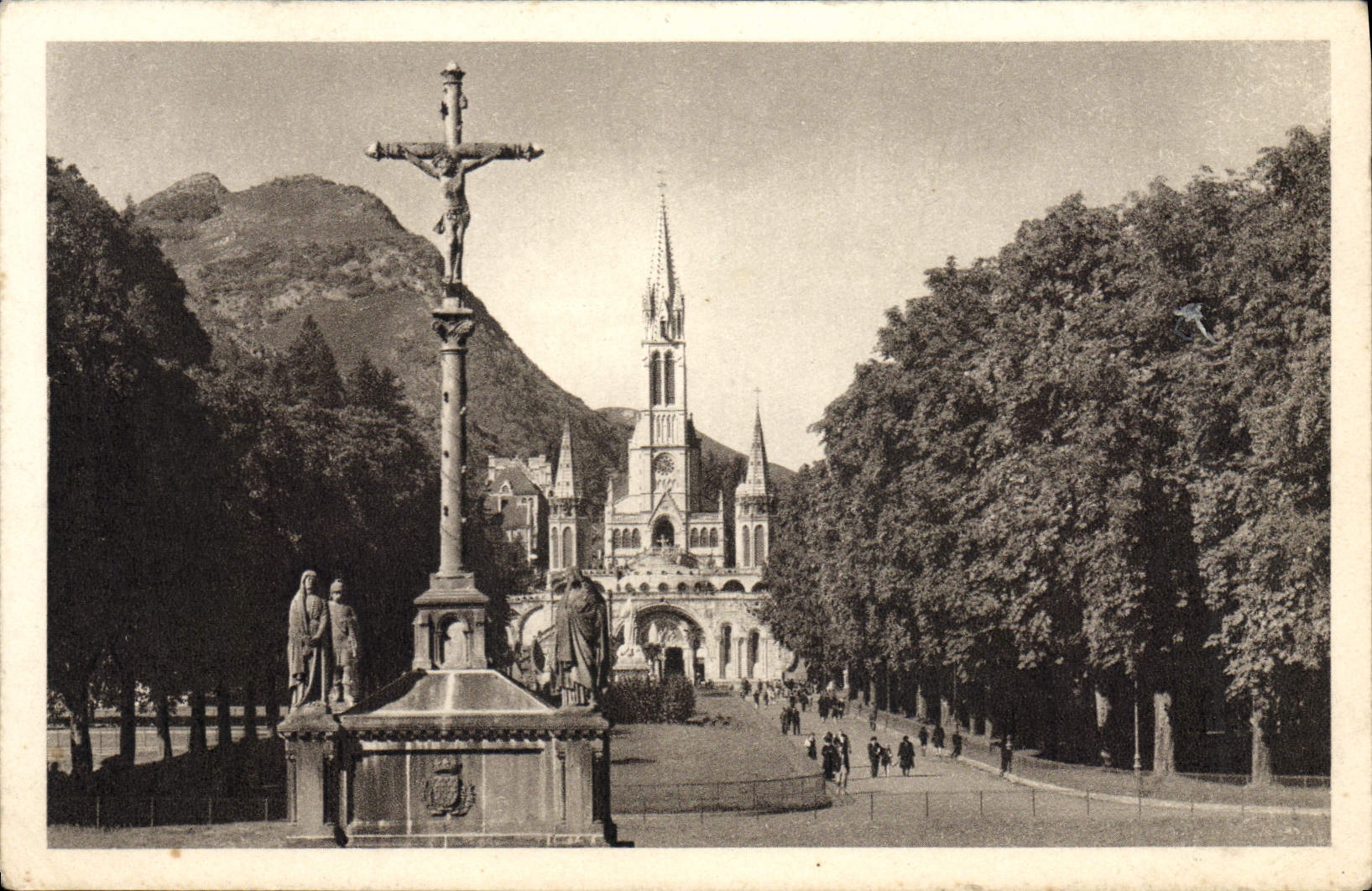 CPA Lourdes Calvaire Breton et Basilique