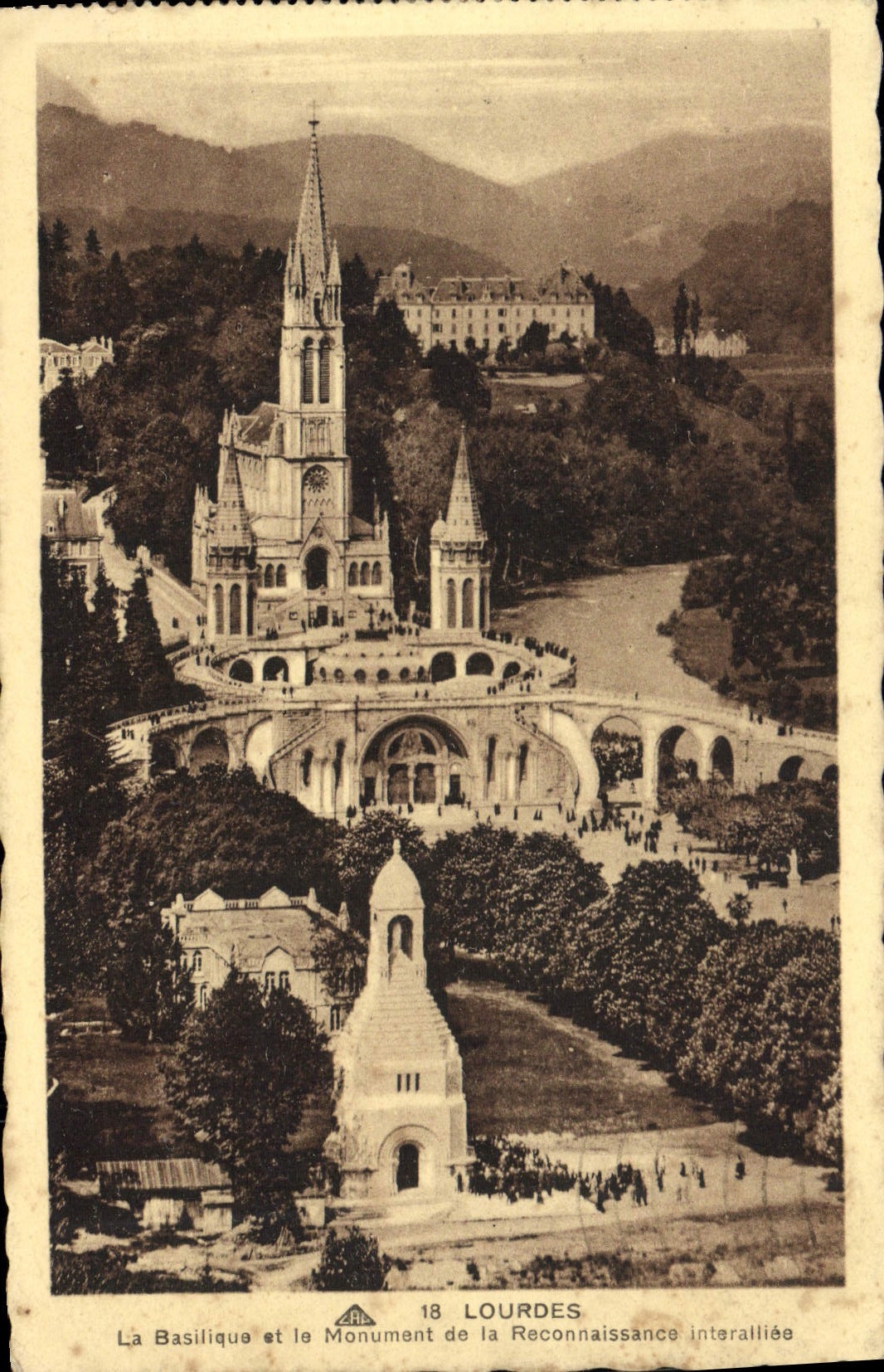 CPA Lourdes La basilique et le monument de la reconnaissance interalliee