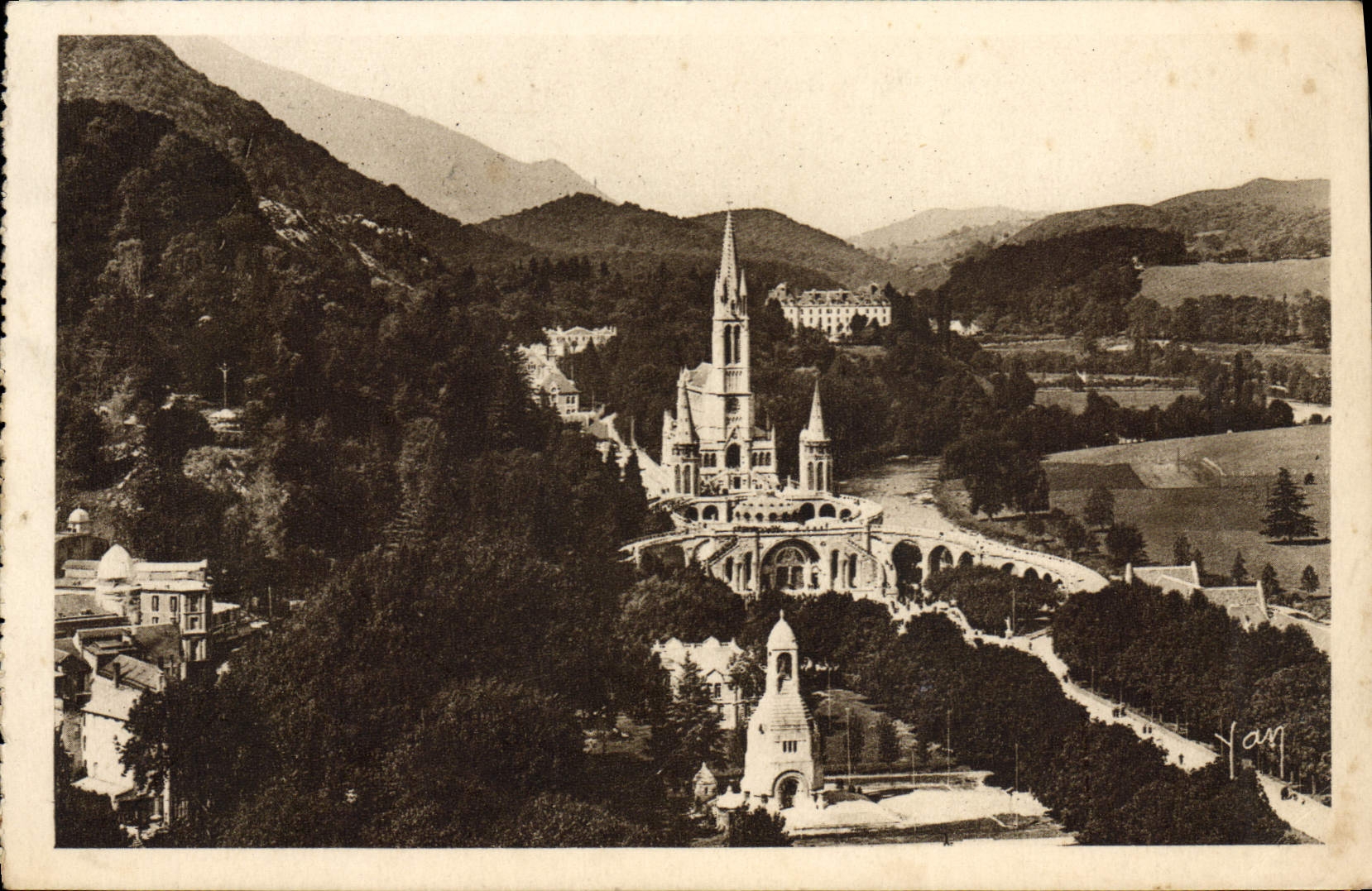 Lourdes — La Basilique vue du Château-fort — Édition Lourdes