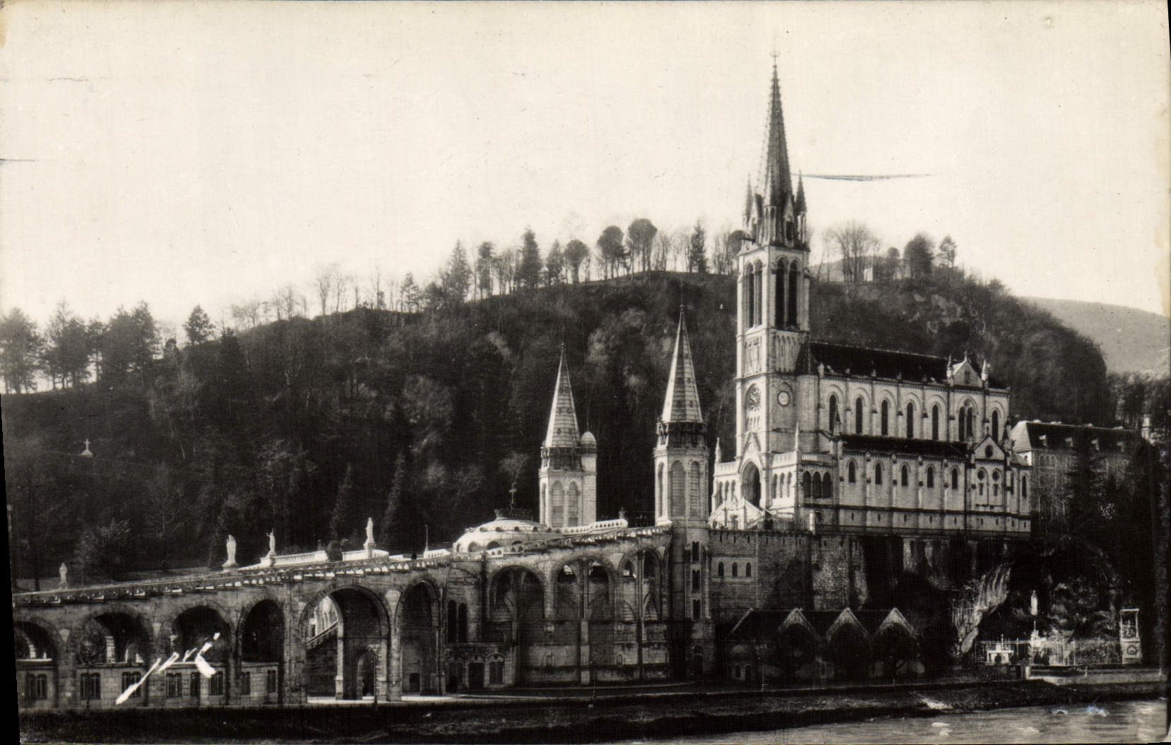 CPA Lourdes La Basilique