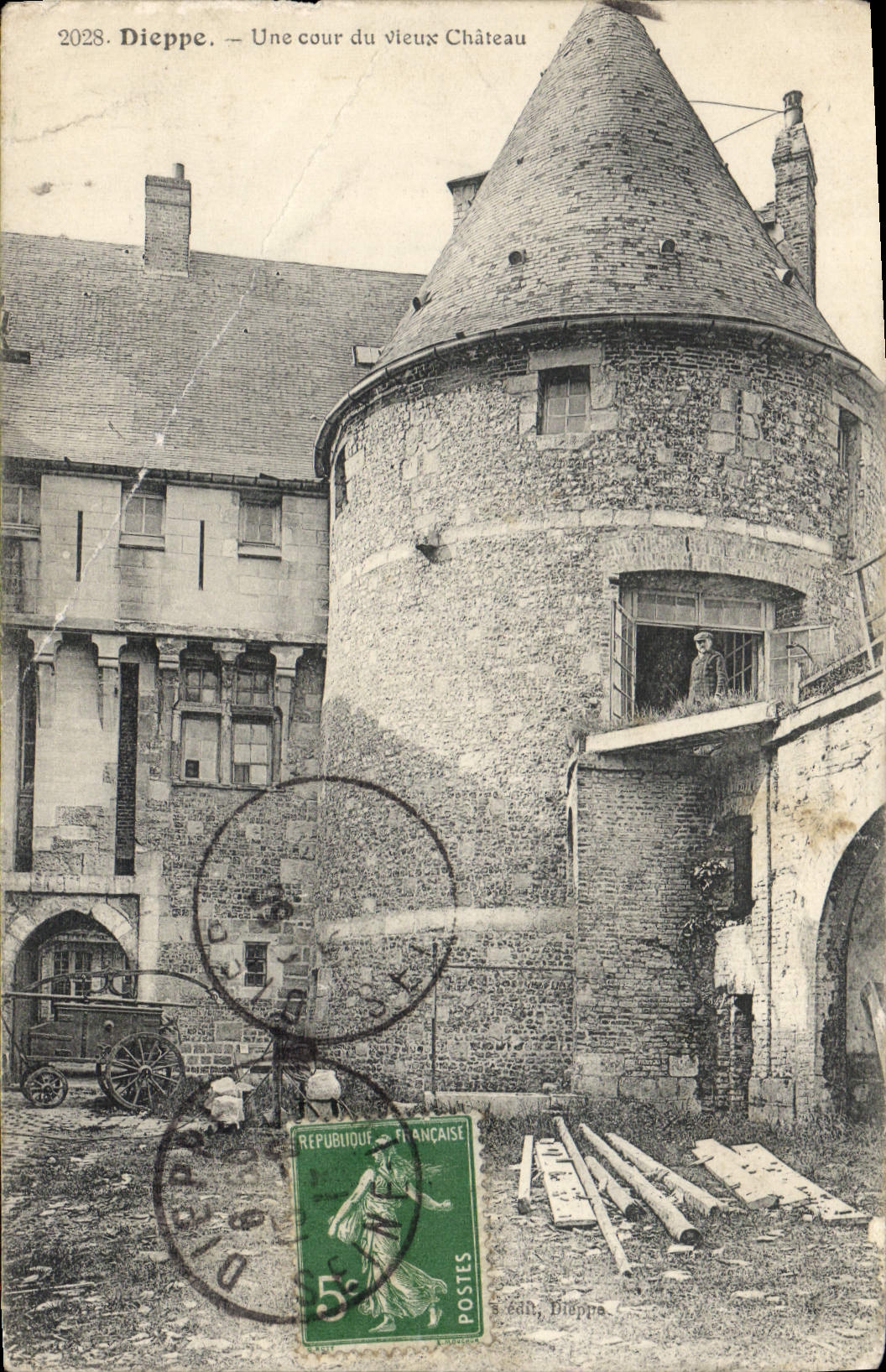 CPA Dieppe Une Cour Du Vieux Chateau