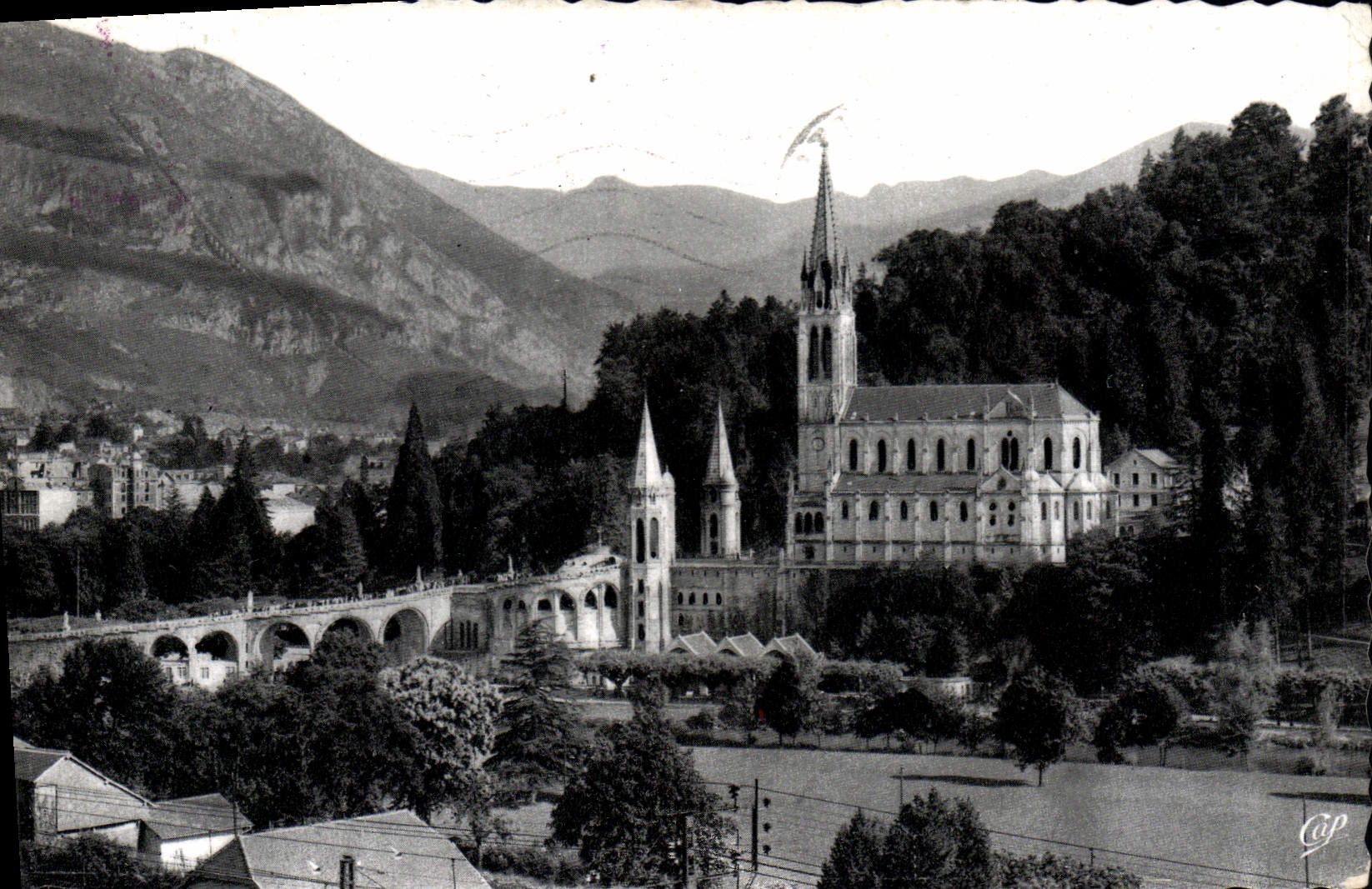 Lourdes — La Basilique et le Pic du Jer — éditeur Cap