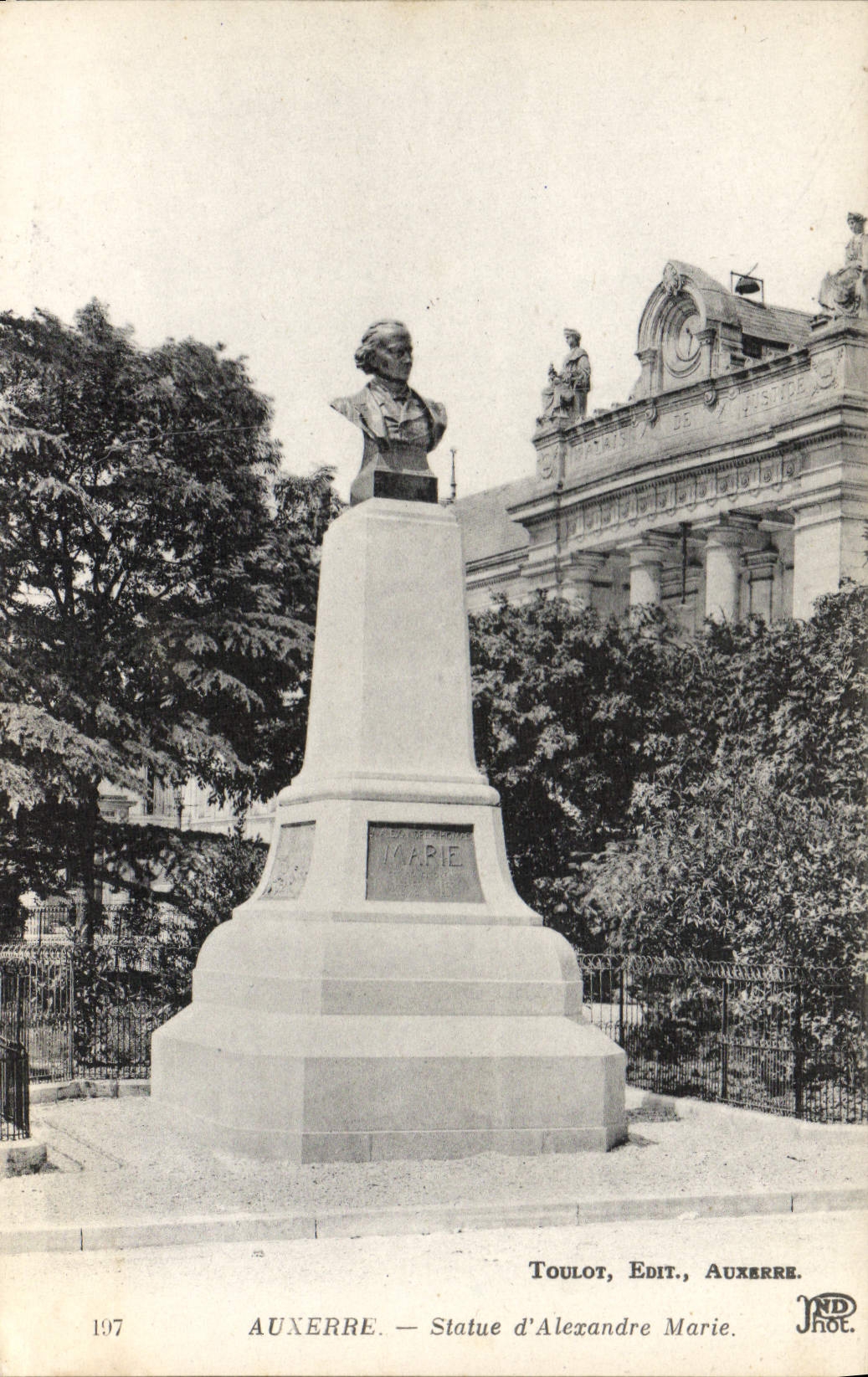 CPA Auxerre Statue D'Alexandre Marie