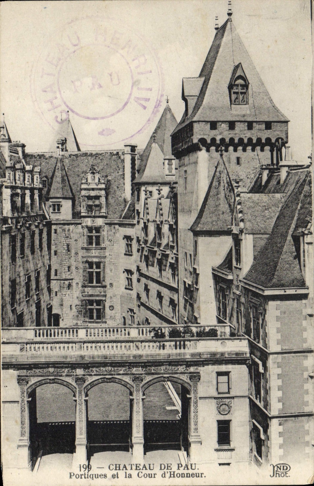 Schloss Pau — Portiques und die Cour d'Honneur — ND Phot.