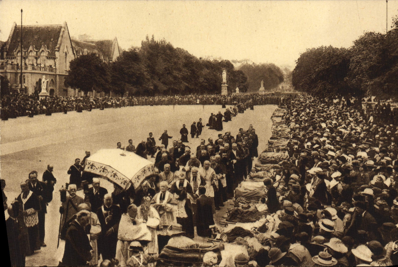 CPA Lourdes Benediction Des Malades