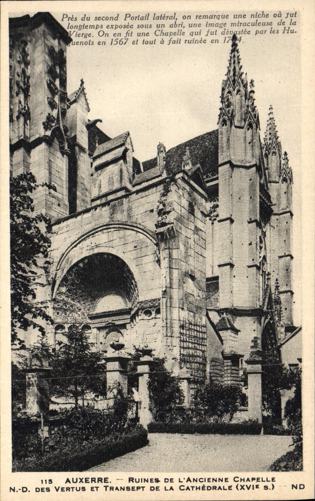 Auxerre — Ruines de l'ancienne chapelle N.-D. des Vertus et transept de la cathédrale (XVe s.)