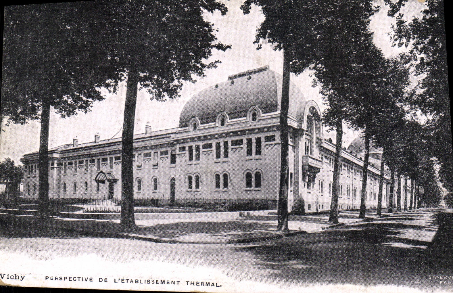 CPA Vichy Perspective De L'Etablissement Thermal