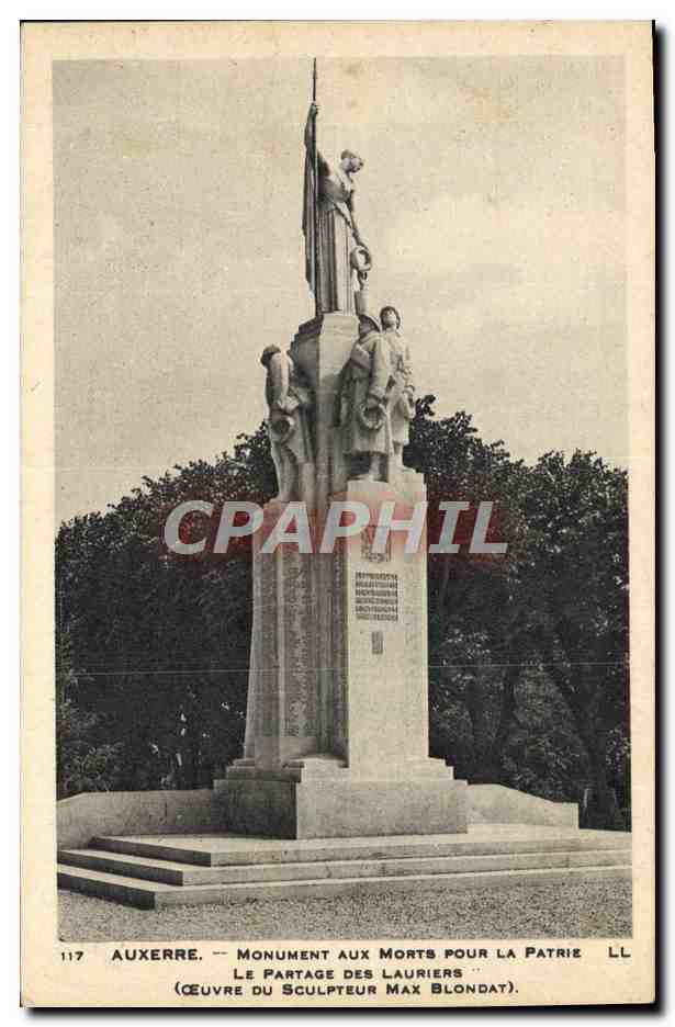 CPA Auxerre Monument Aux Morts Pour La Patrie Le partage des lauriers Militaria