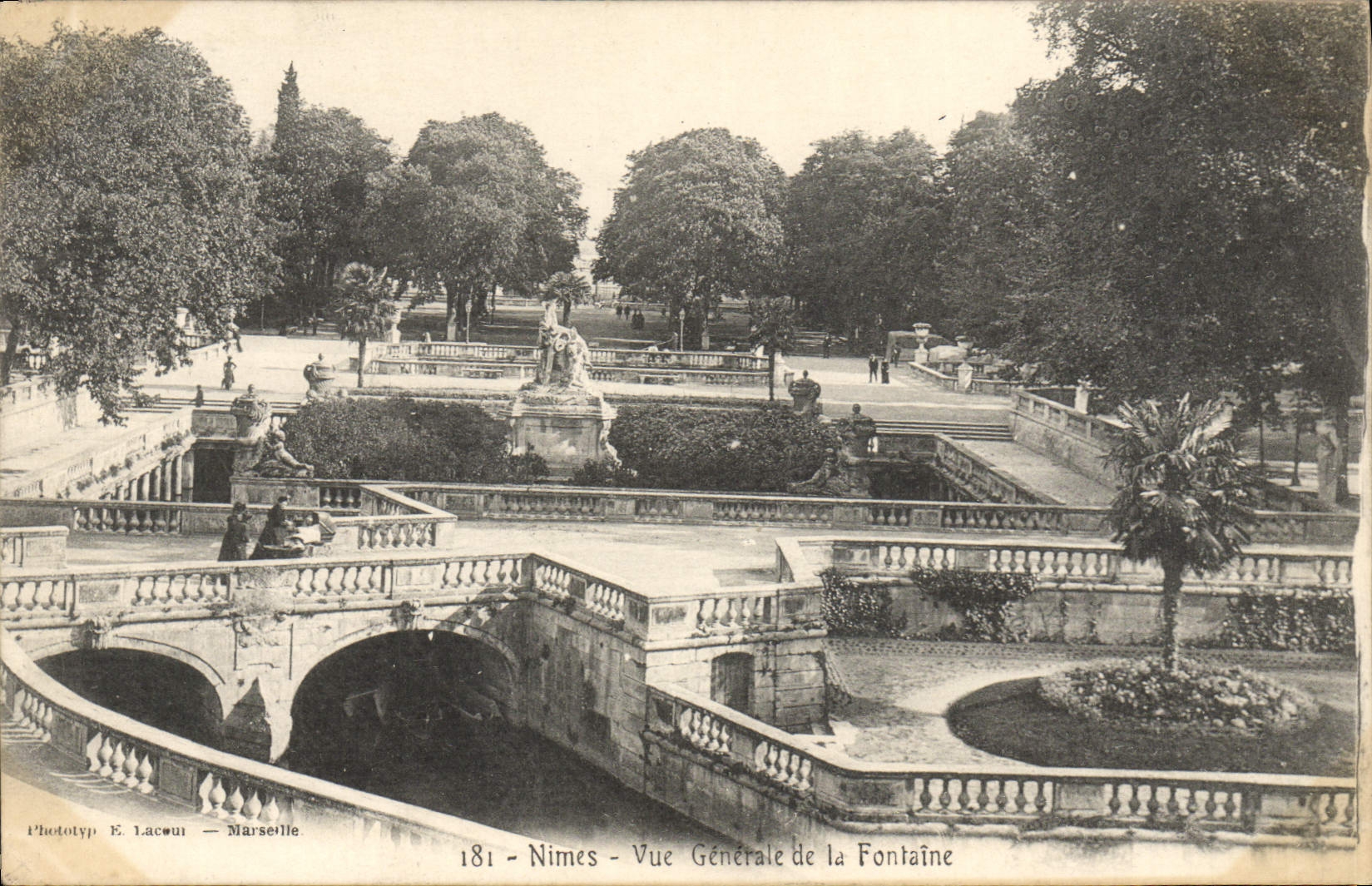 Nîmes - Allgemeiner Blick auf die Fontaine — Phototyp E. Lacwui - Marseille, n° 181
