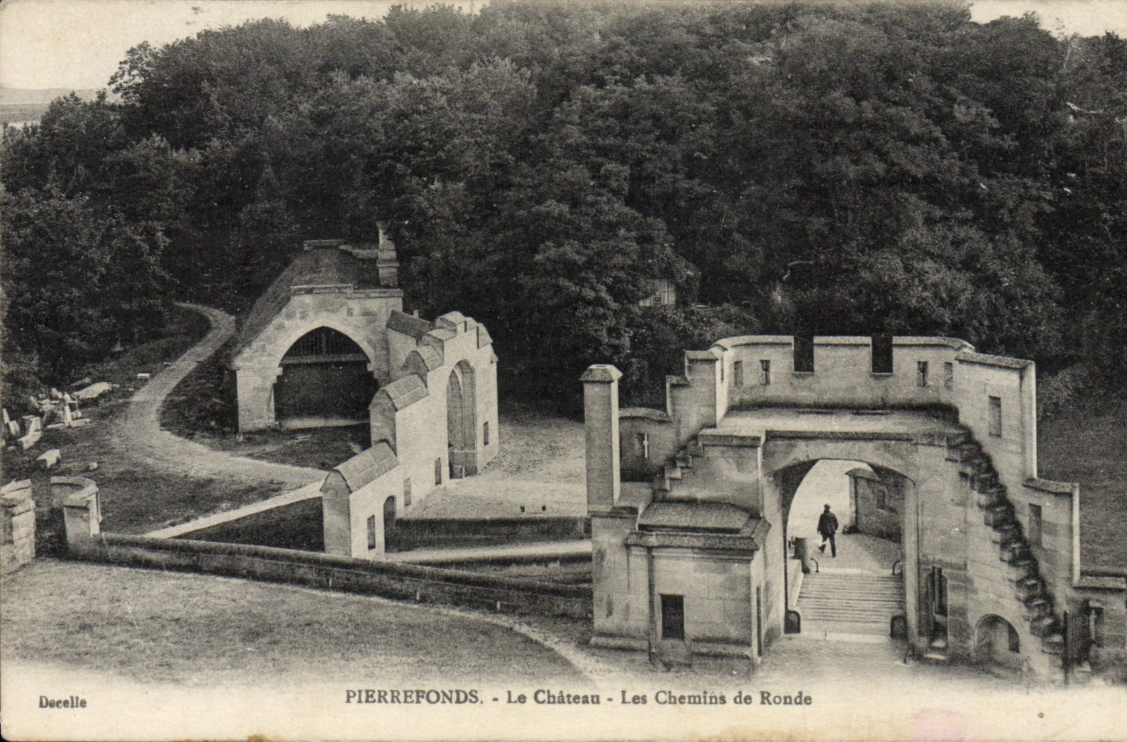 PierreFonds - Le Château - Les Chemins de Ronde — Decelle