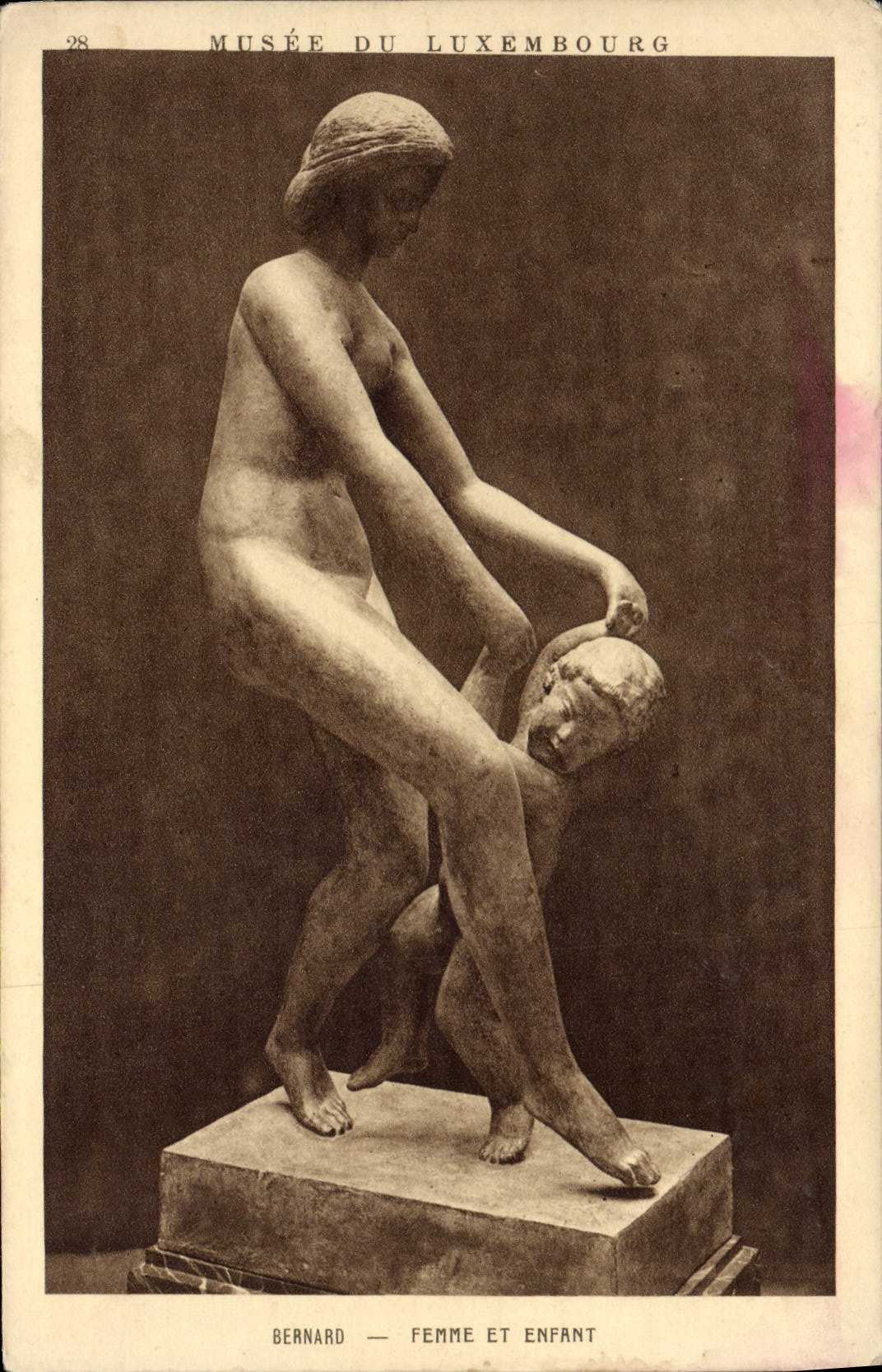 Museum Luxembourg — Skulptur 'Frau und Kind' von Bernard — Verlag Braun & Cie, Paris