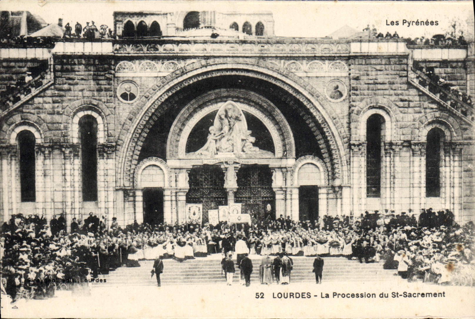 CPA Lourdes La Procession Du St Sacrement