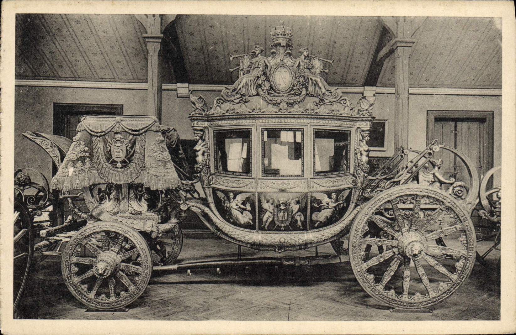 CPA Trianon Musee Des Voitures La voiture du sacre Versailles