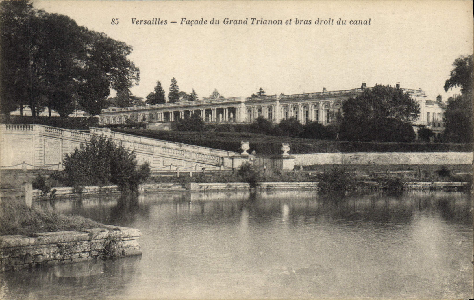 CPA Versailles Facade Du Grand Trianon Et Bras Droit Du Canal