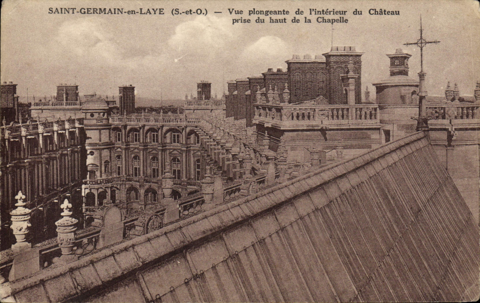 Saint-Germain-en-Laye — Vue plongeante de l'intérieur du Château prise du haut de la Chapelle — Edition Mansion (S.-et-O.)
