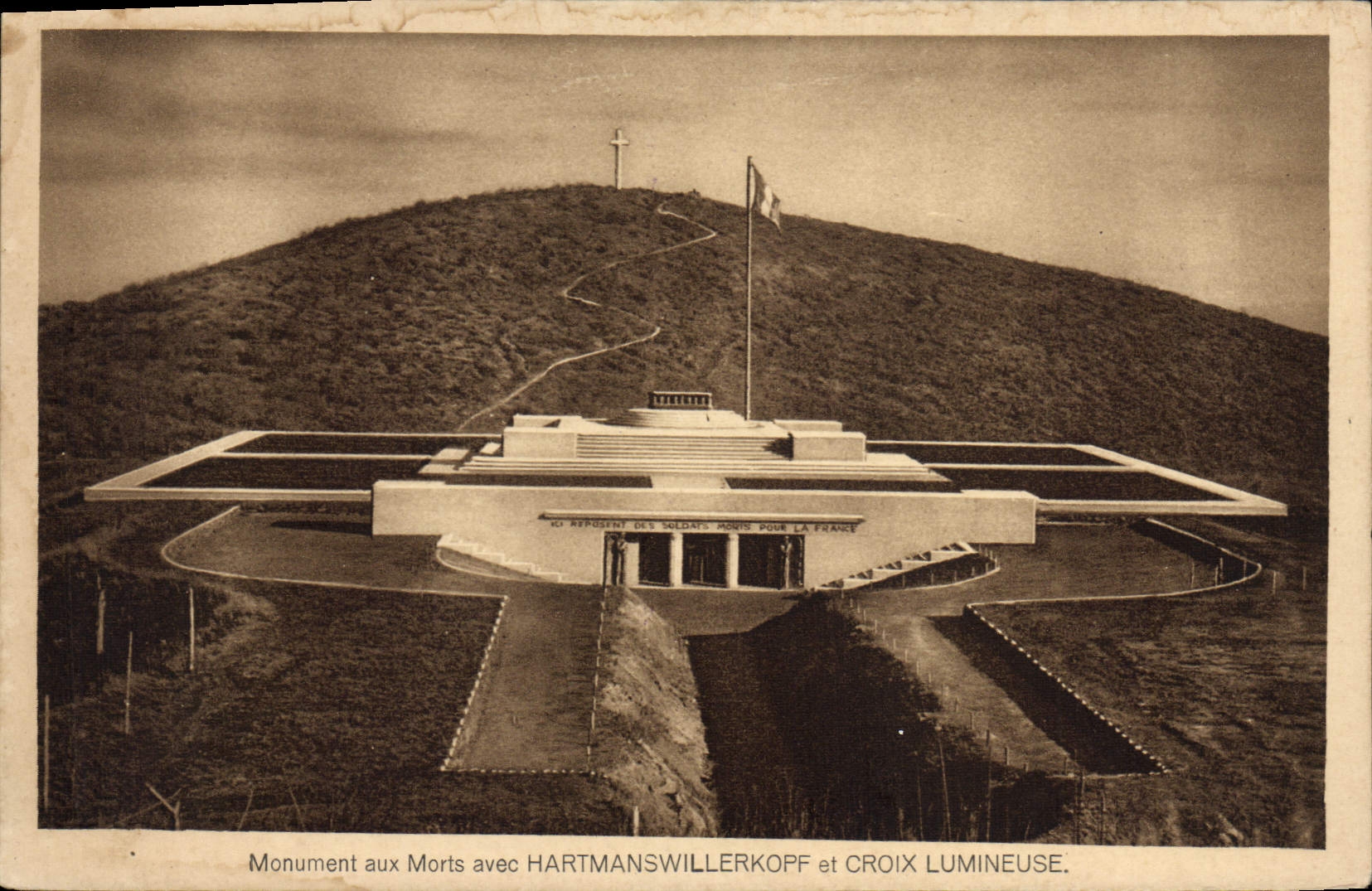 CPA Hartmanswillerkopf Monument aux morts et crypte Militaria
