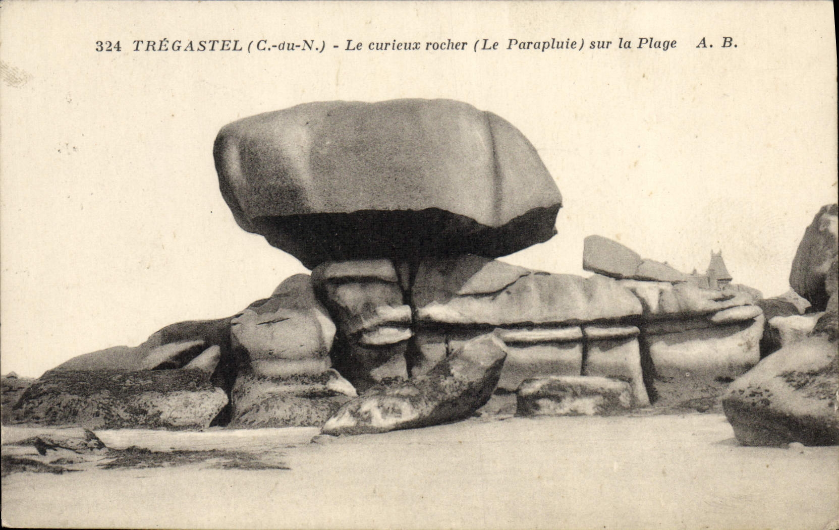 Trégastel (C.-du-N.) - Le curieux rocher (Le Parapluie) sur la Plage - A. B.