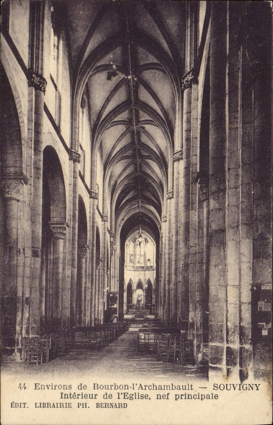 Intérieur de l'église, nef principale — Environs de Bourbon-l'Archambault — Édit. Librairie Ph. Bernard