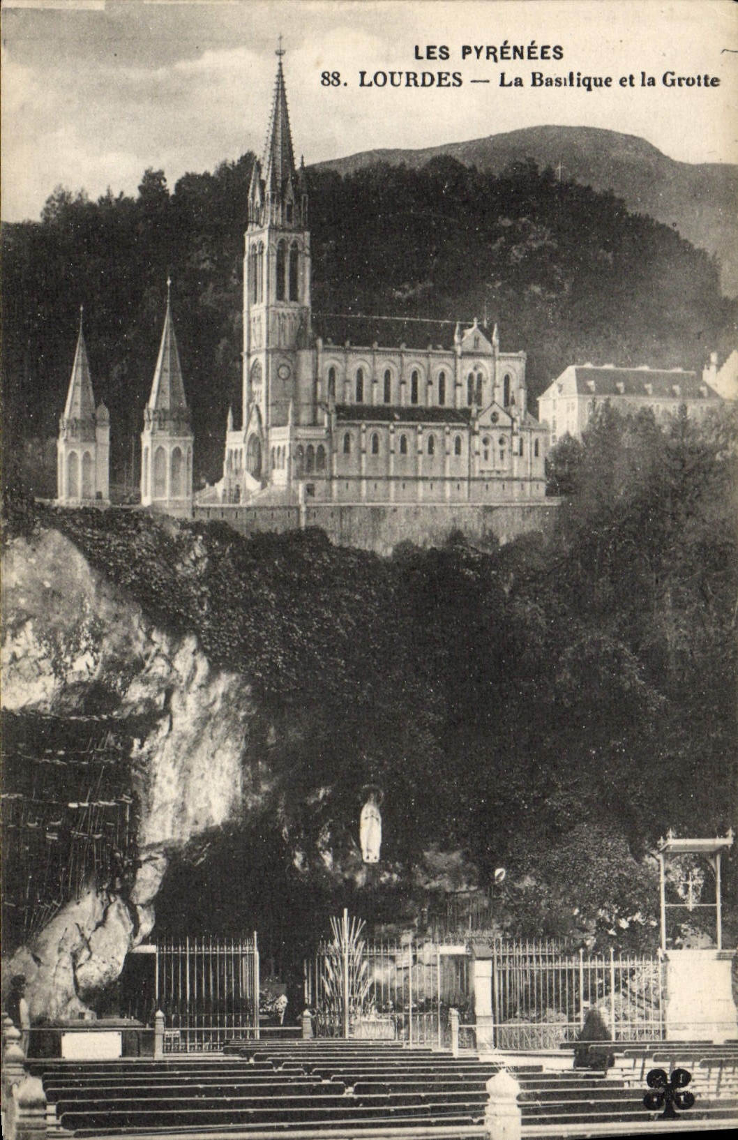 CPA Lourdes La basilique et la grotte