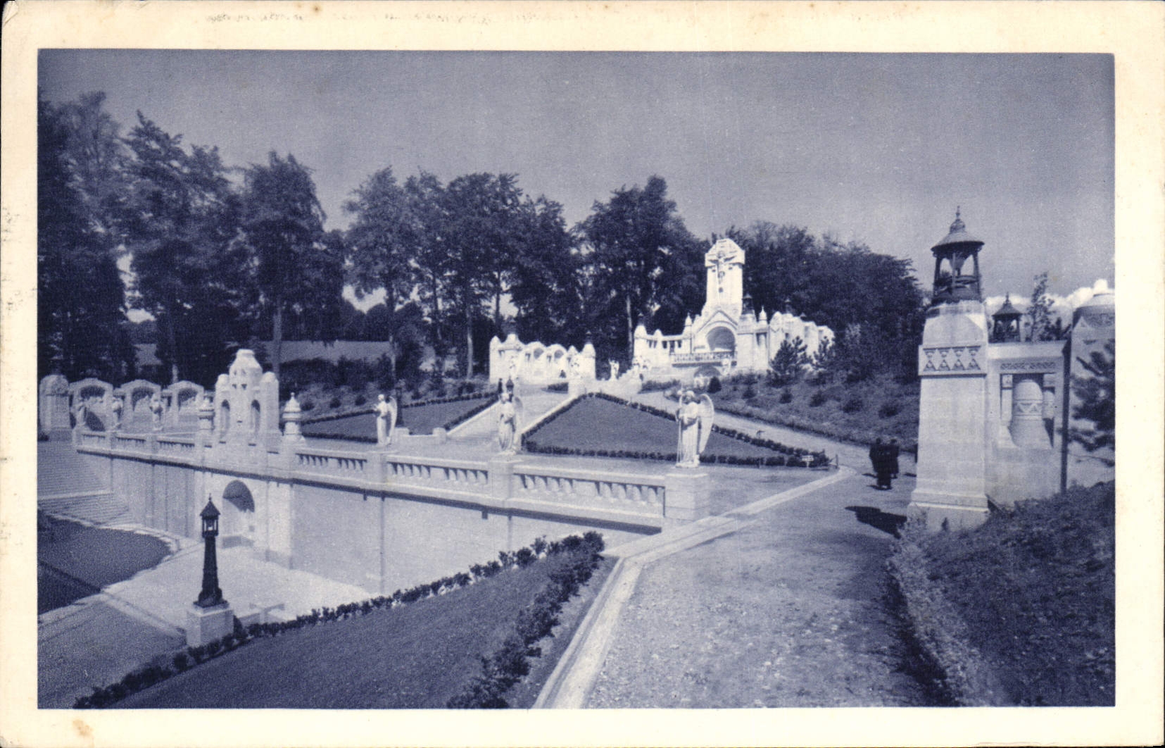 La Basilique de Lisieux — Le Chemin de Croix extérieur — Vue Générale — Drager-Paris