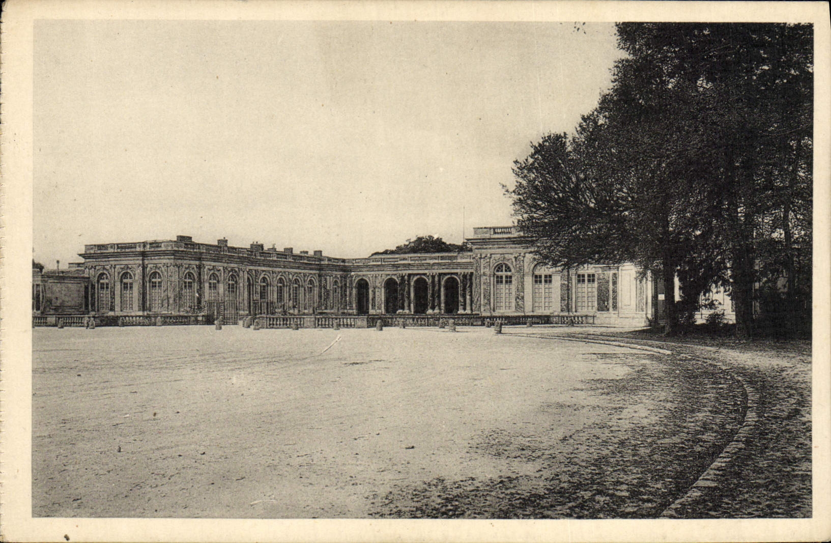 CPA Grand Trianon Facade sur la cour Versailles