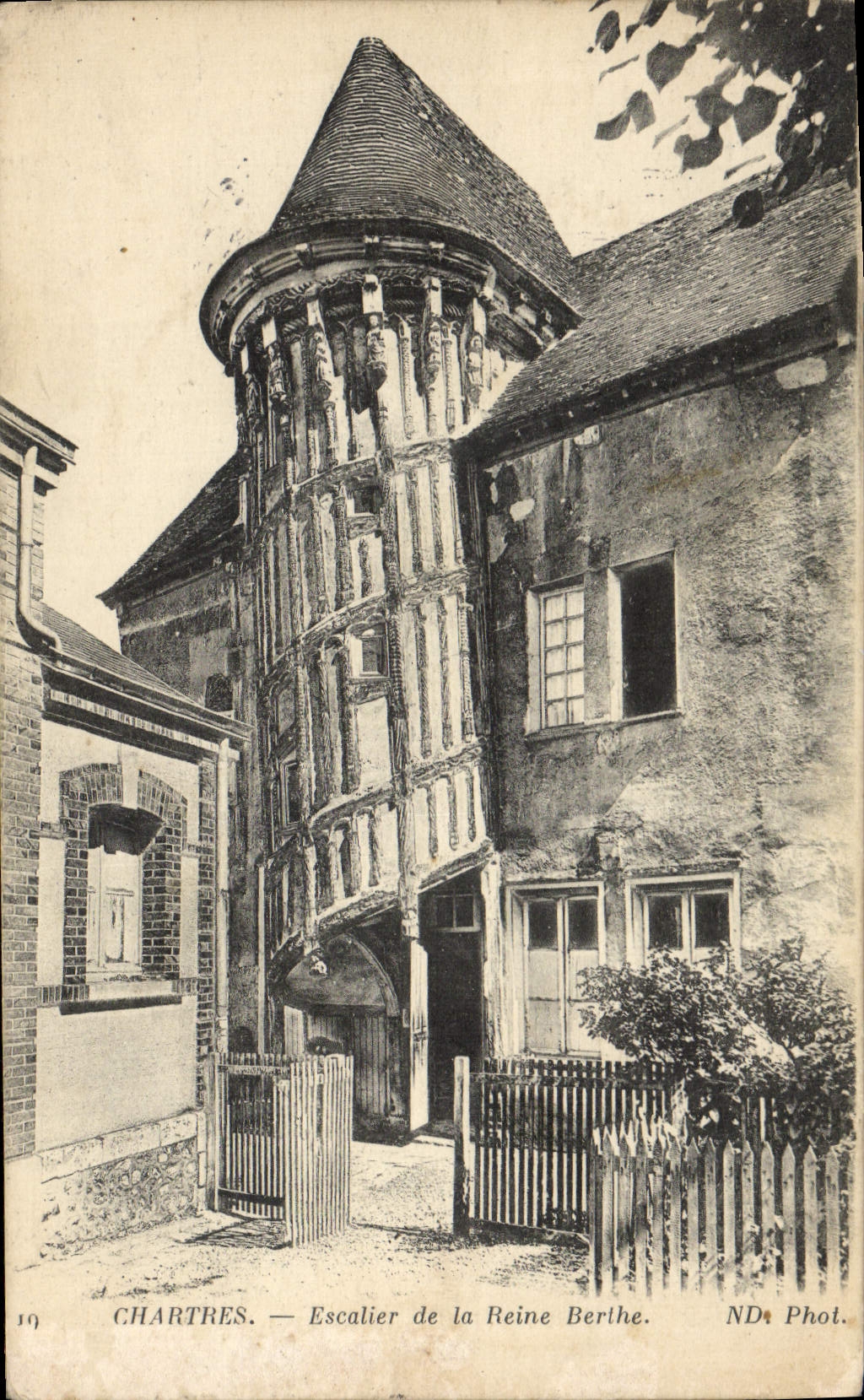 Chartres — Escalier de la Reine Berthe — ND Phot.